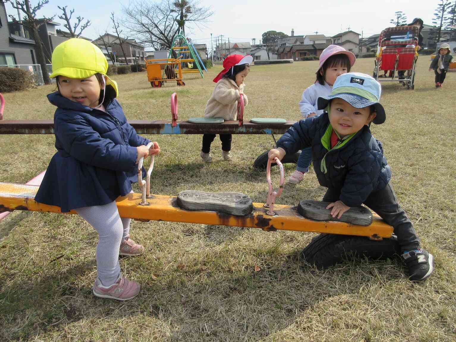 公園の遊具でも遊びました☆