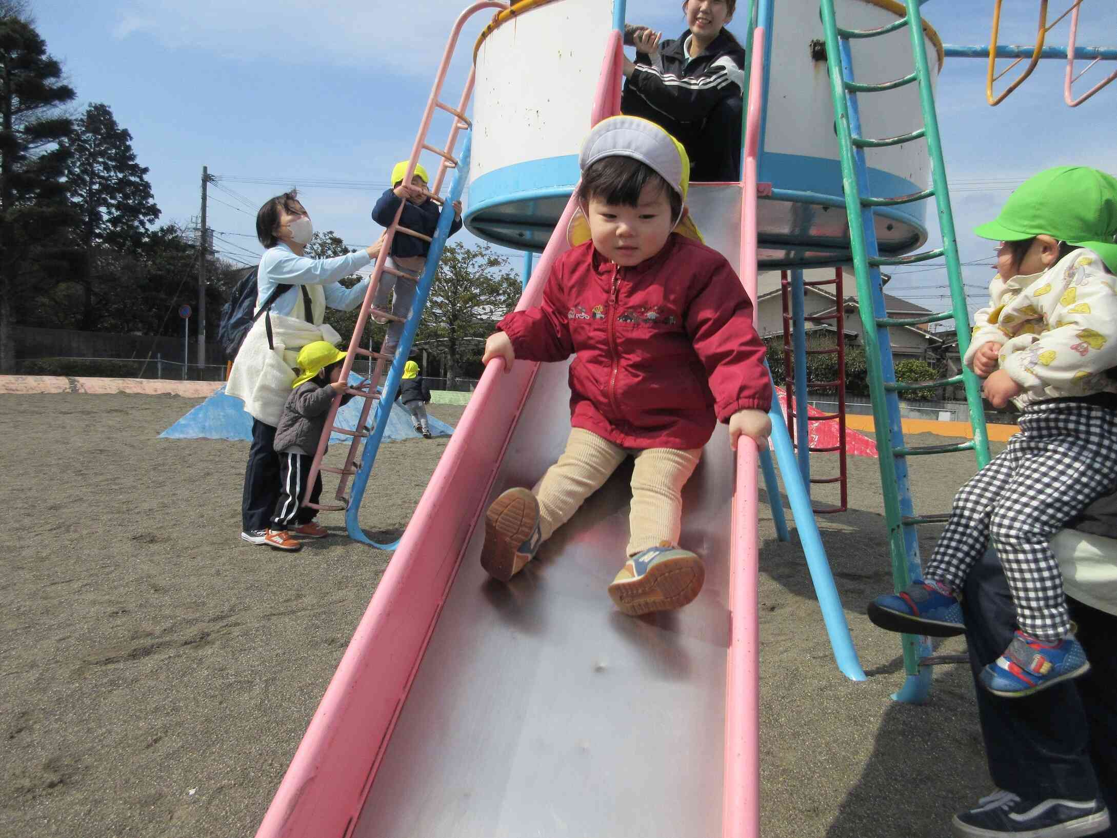 はしごを登って滑り台、楽しかったよ