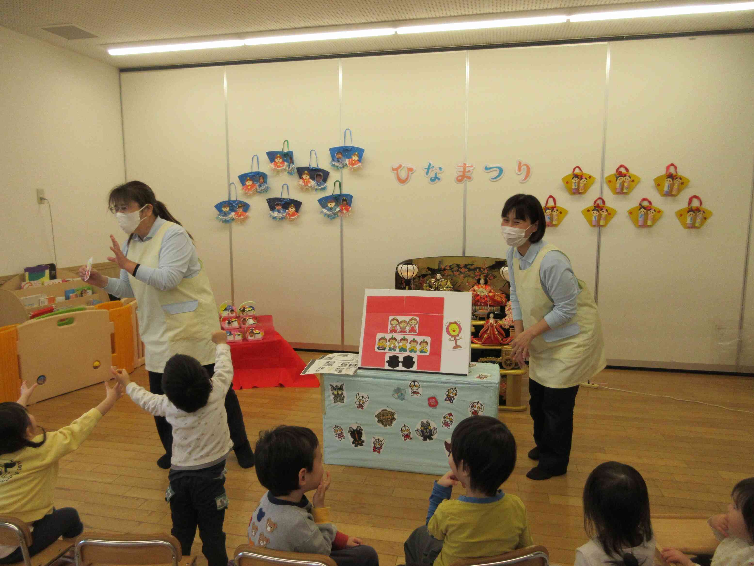 先生たちの出し物に、みんなで盛り上がります♪