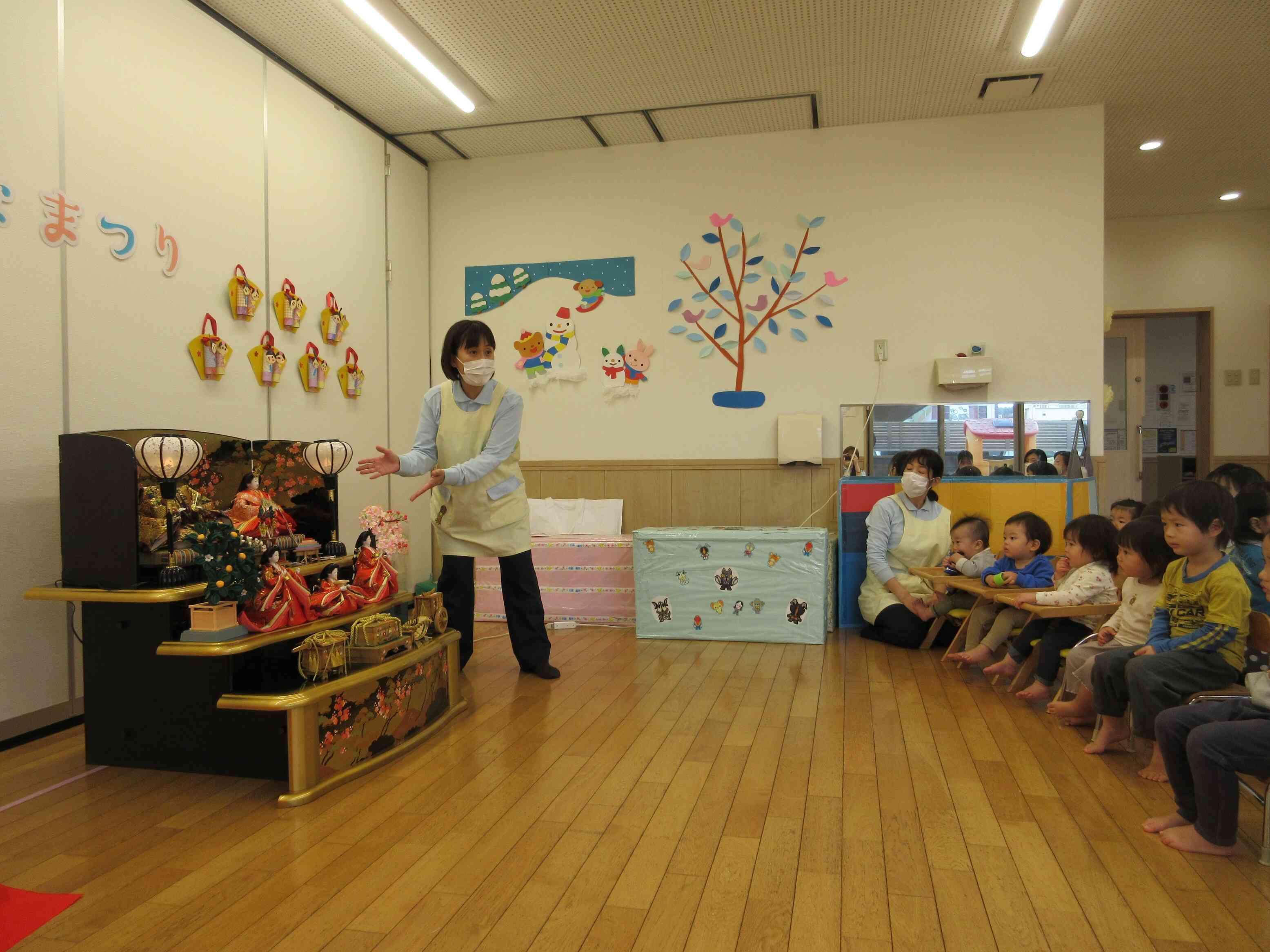 保育園でも三段飾りを飾ります。きれいだね☆