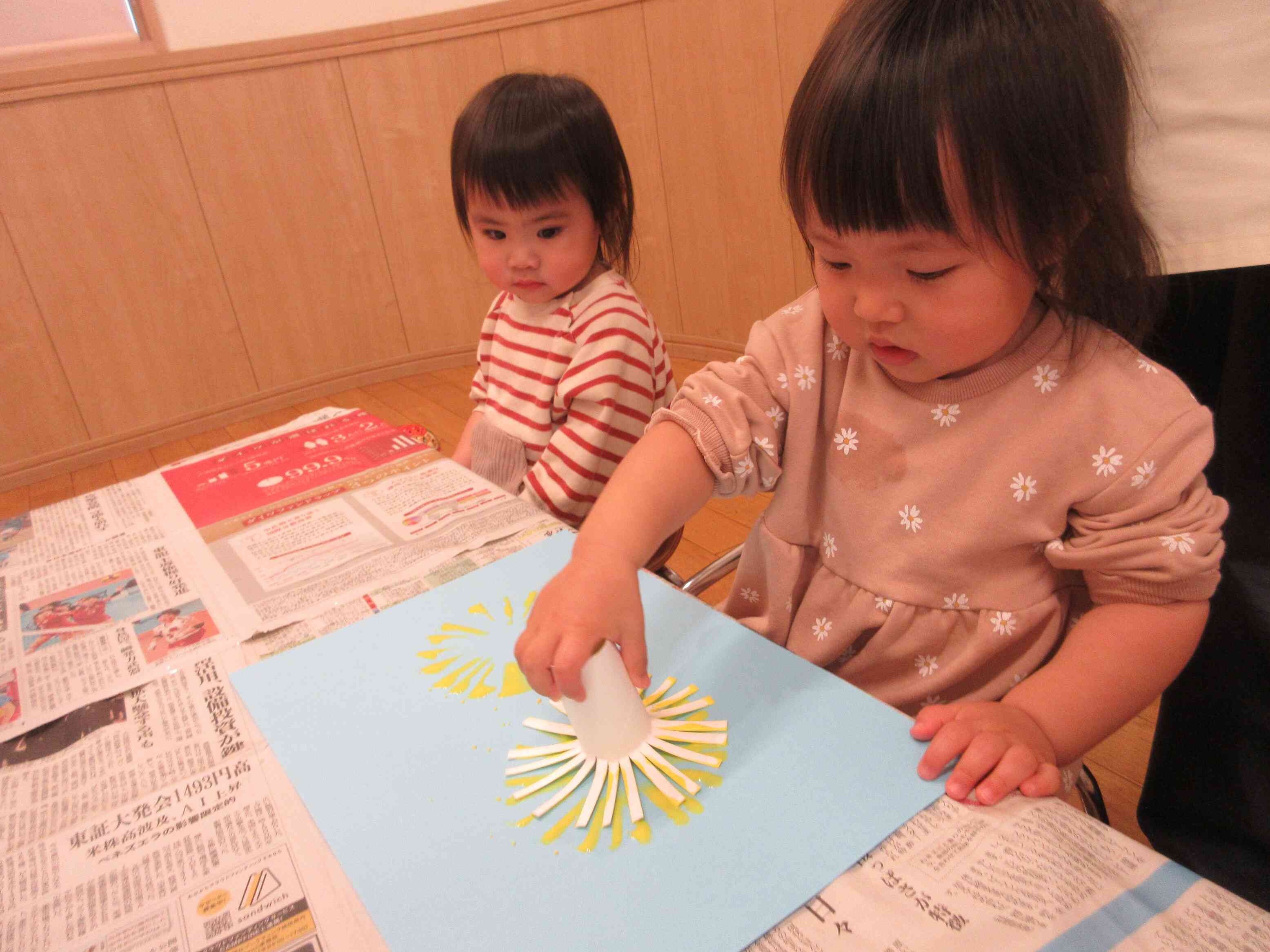 エイッ!上手に押せていますね☺ そんなお友だちの様子もしっかり見ています