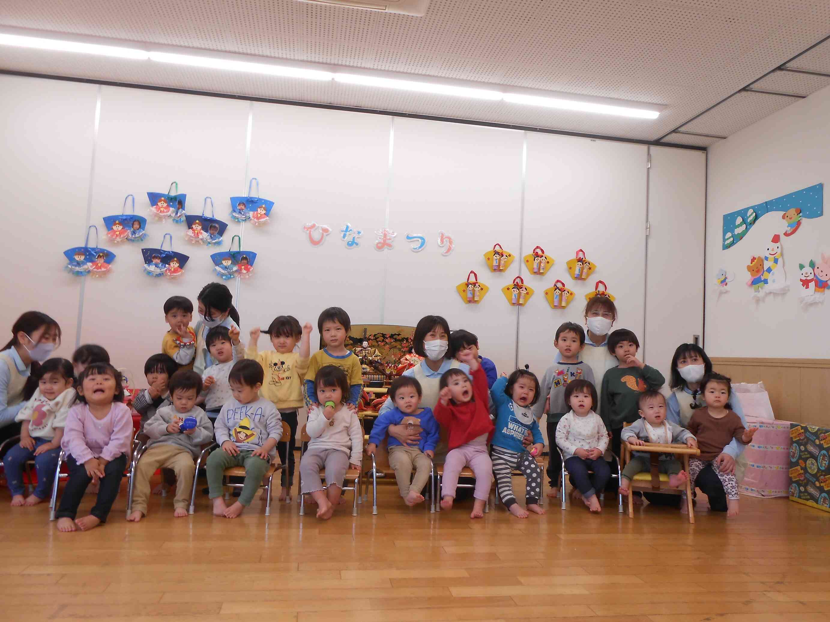 「ひなまつり！」の掛け声でハイ、ポーズ！！なかなか全員揃いません…。