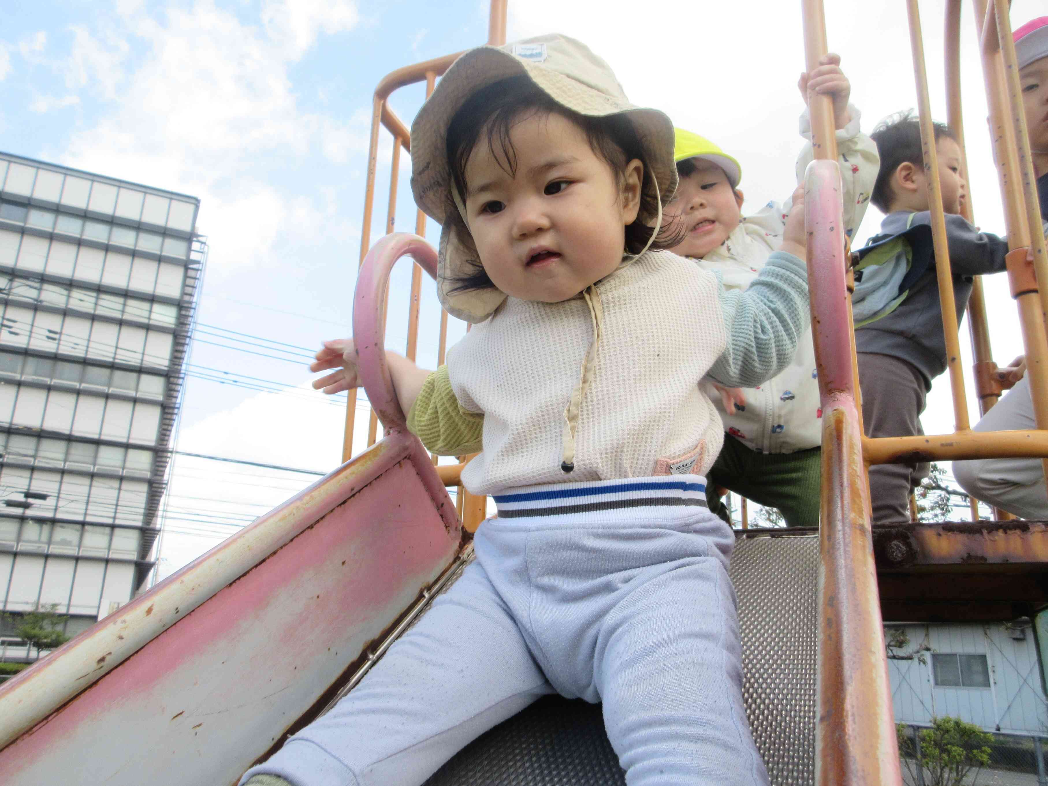 公園の滑り台でも遊んだよ！
