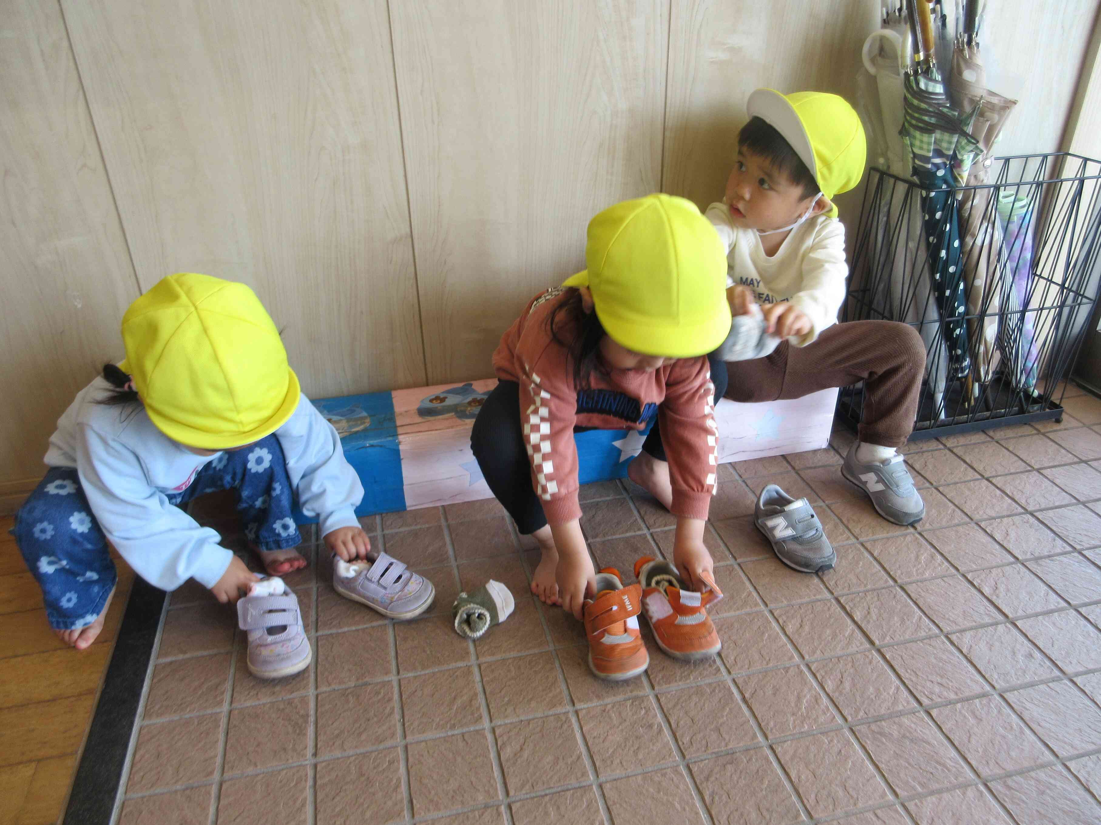 ただいまー　　お靴と靴下をおかたずけ。　がんばれ！