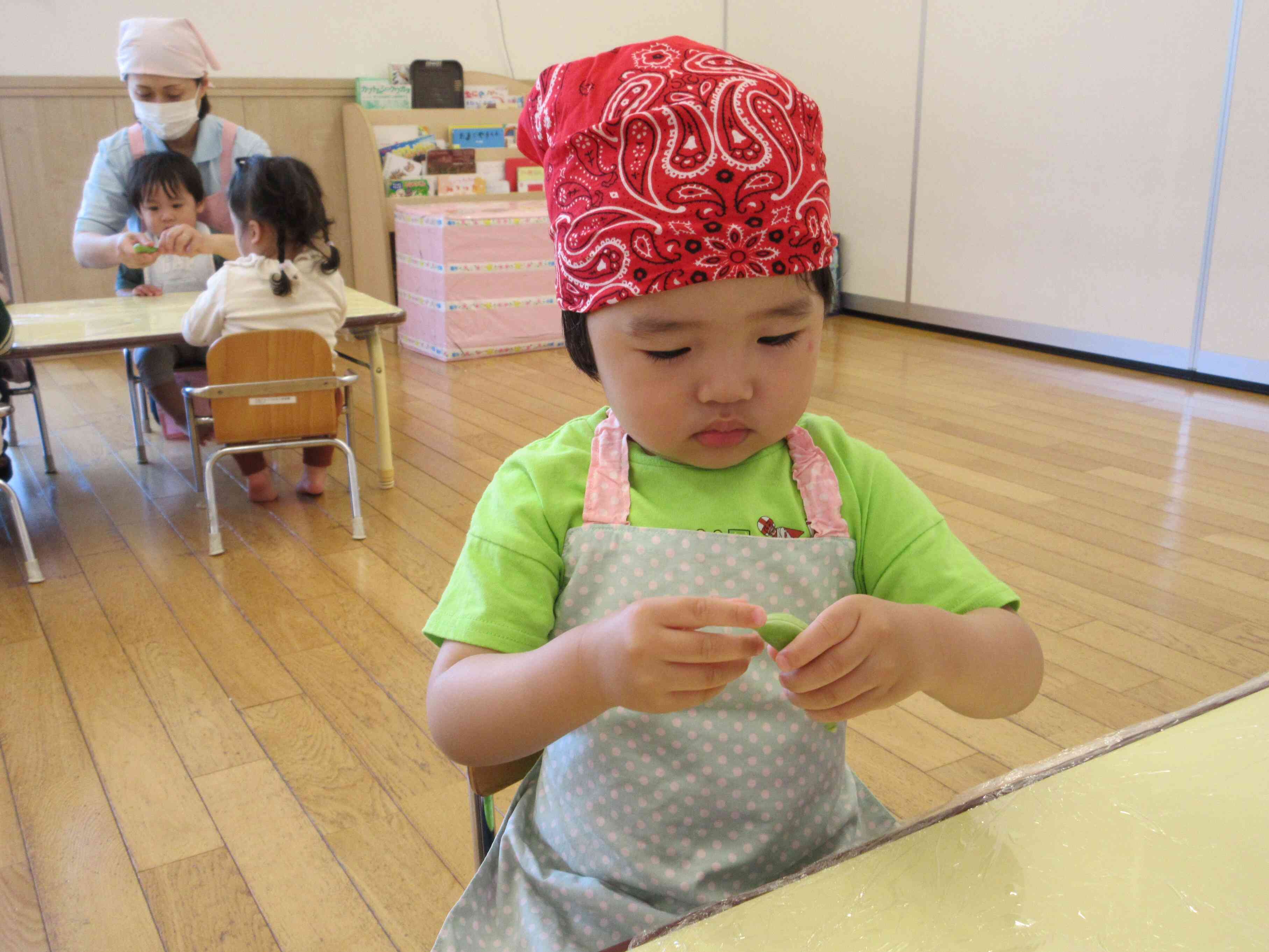 スナップエンドウは給食のおみそ汁に入れて、みんなでおいしくいただきました☆