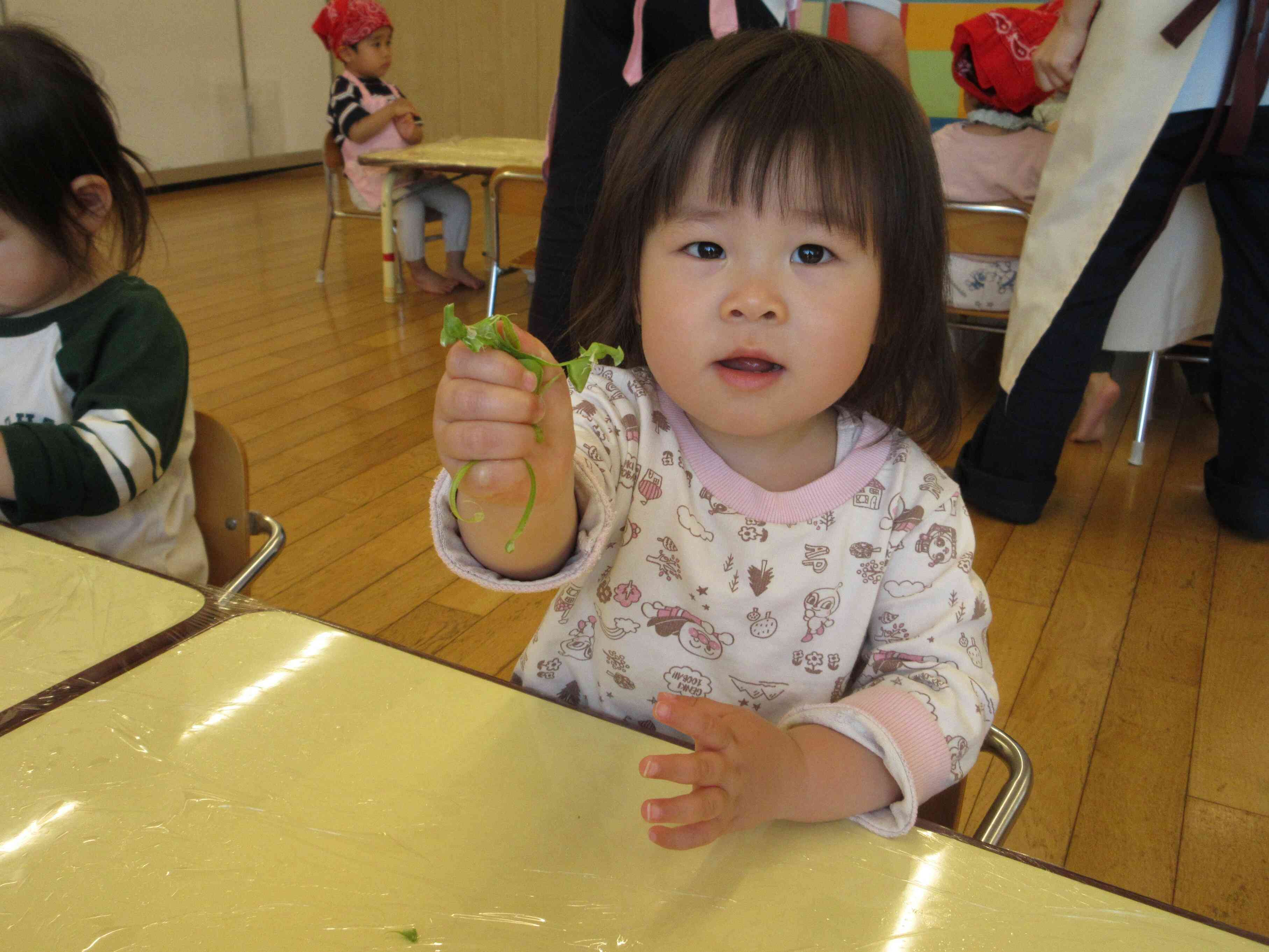 今月の食育はスナップエンドウのすじ取りです♪