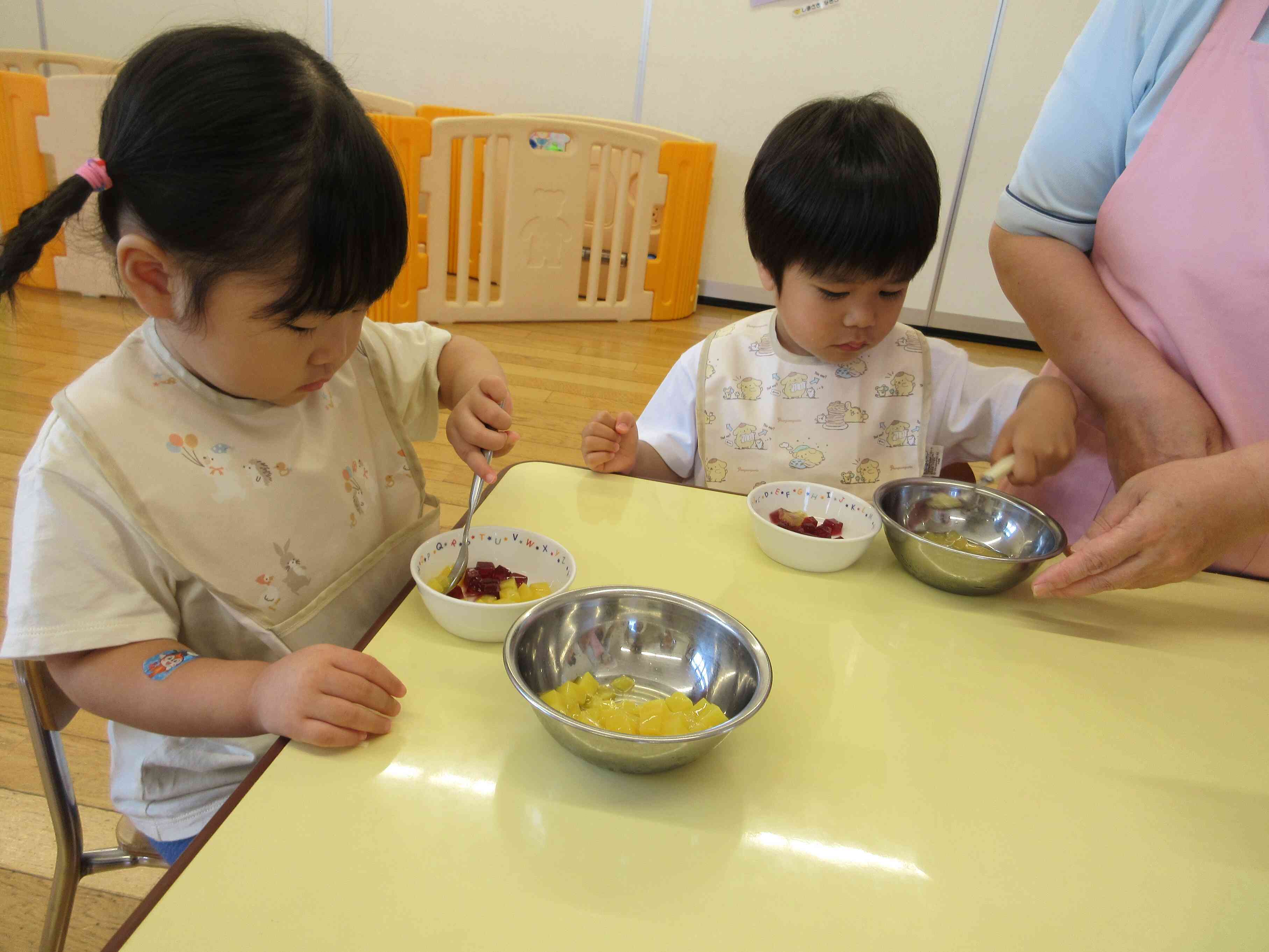 今月の食育はあじさいゼリー作りです♪