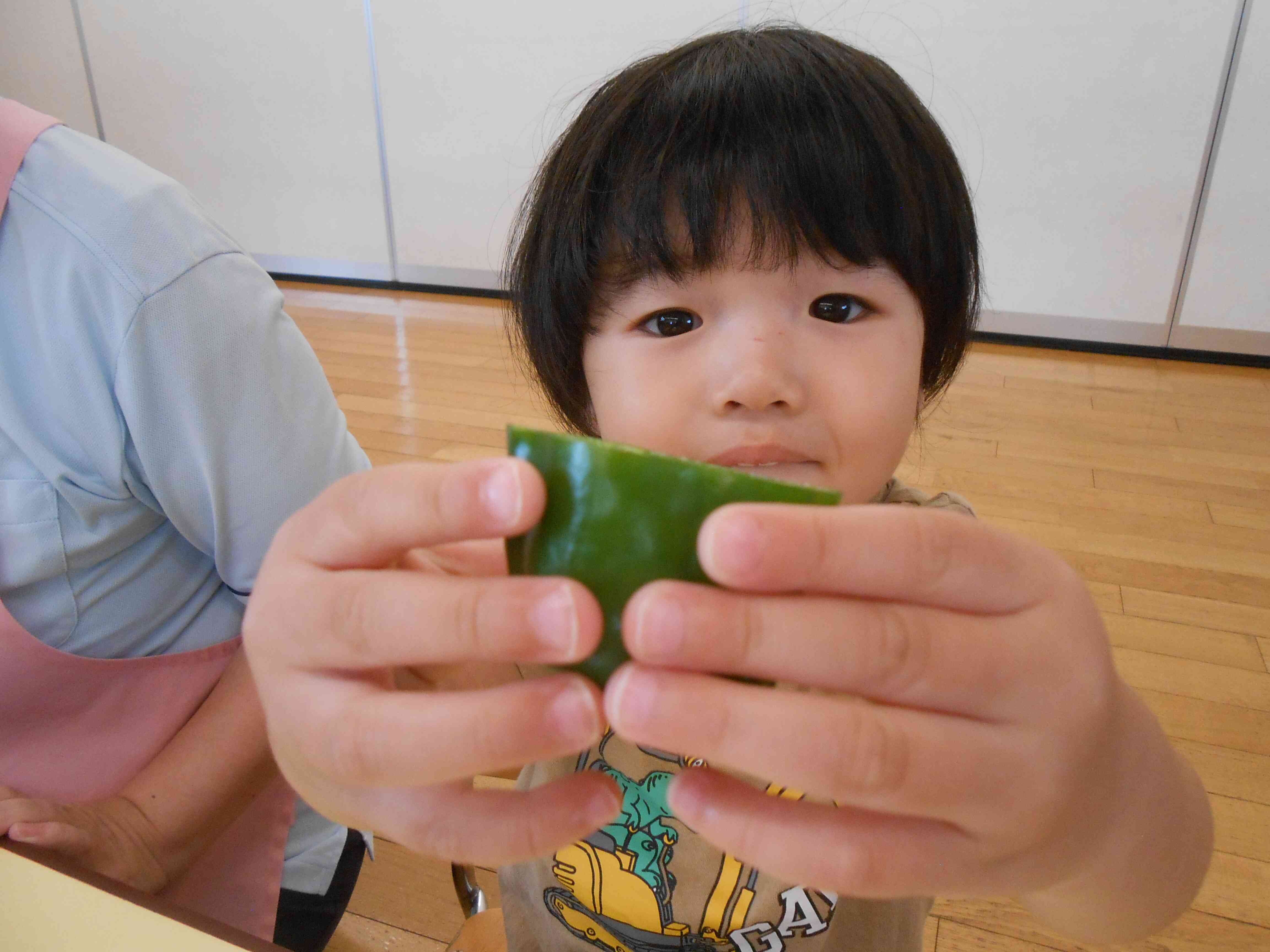 「ピーマン、中に種がいっぱい♪」