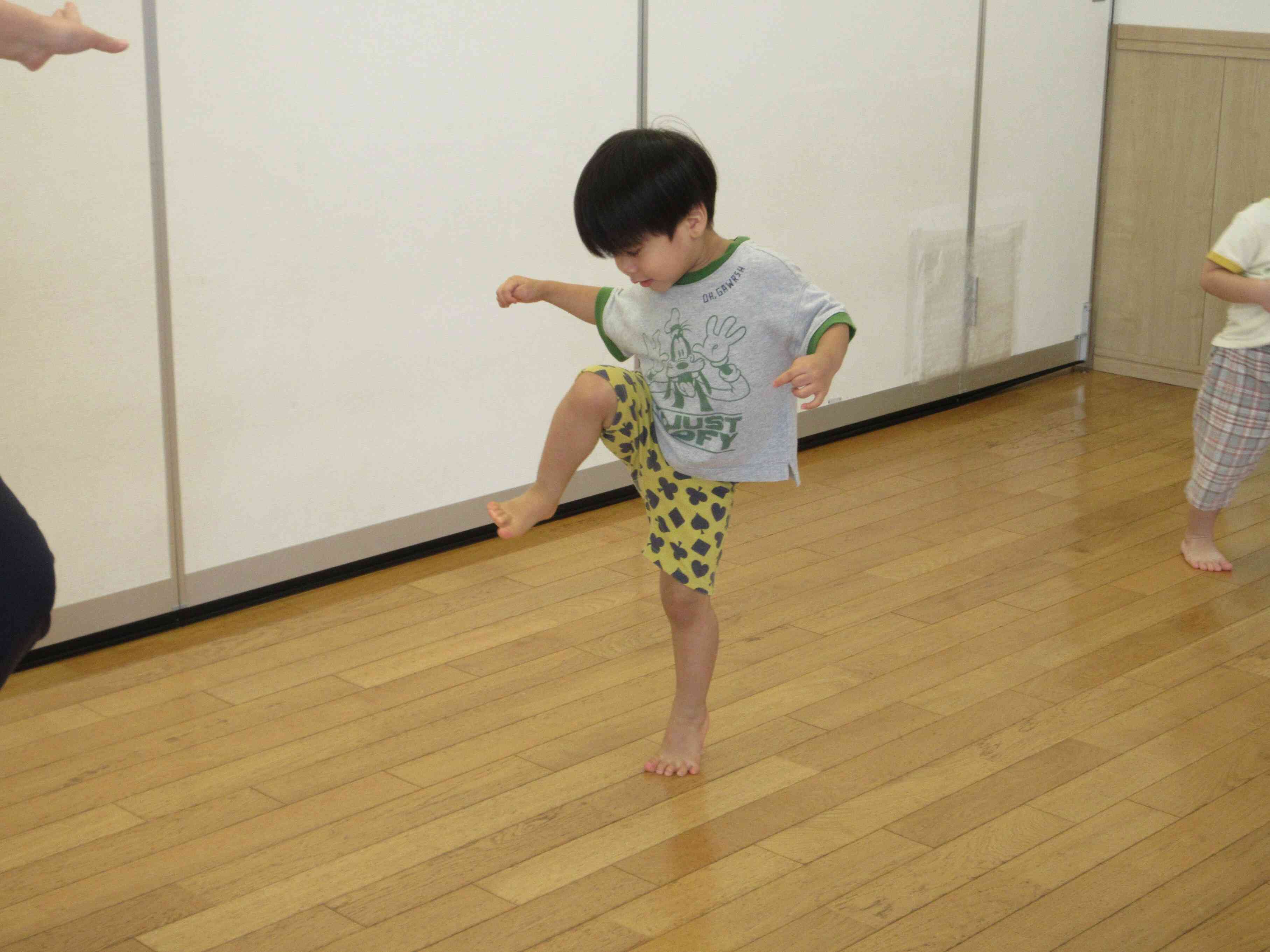 何のポーズでしょうか？　A：フラミンゴです。よく足が上がってます。