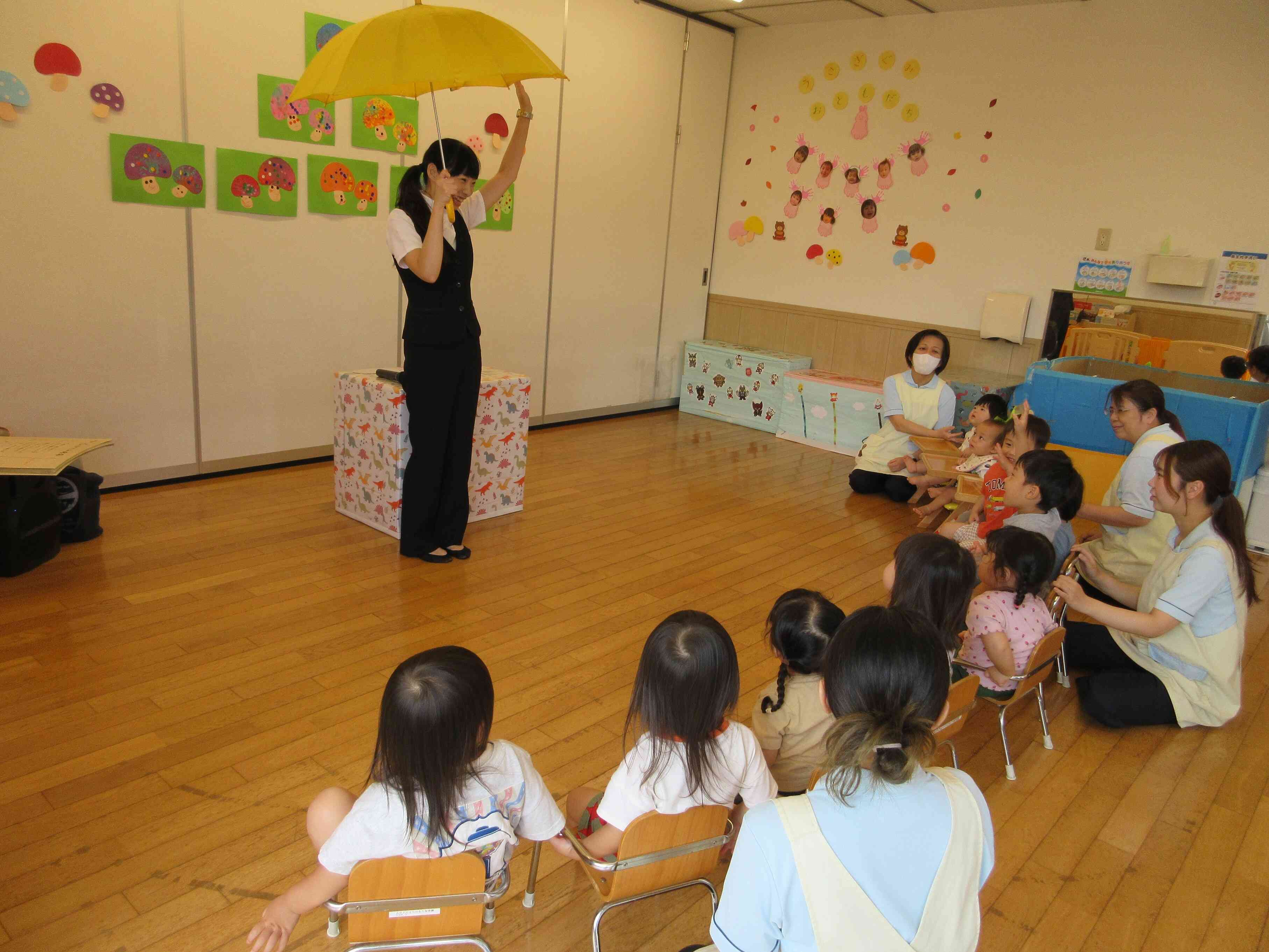 傘の　さしかたを習ったよ