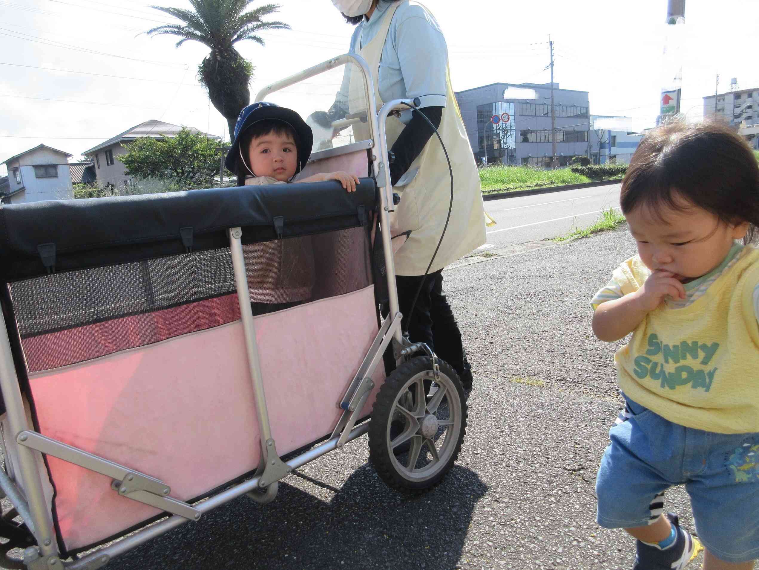 入園して初めて散歩の二人
