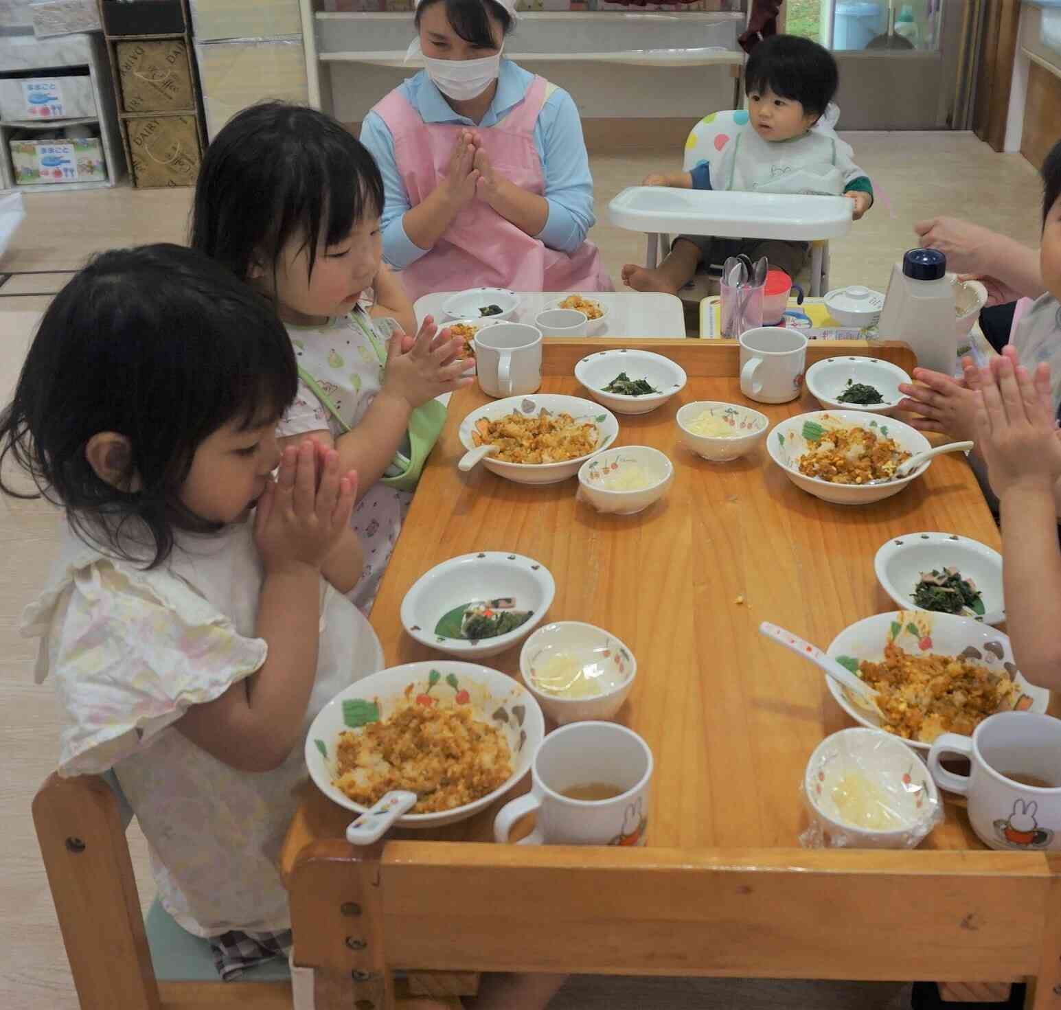 食事風景｜大分丘の上病院 「パイナップル保育園」｜ニチイキッズ