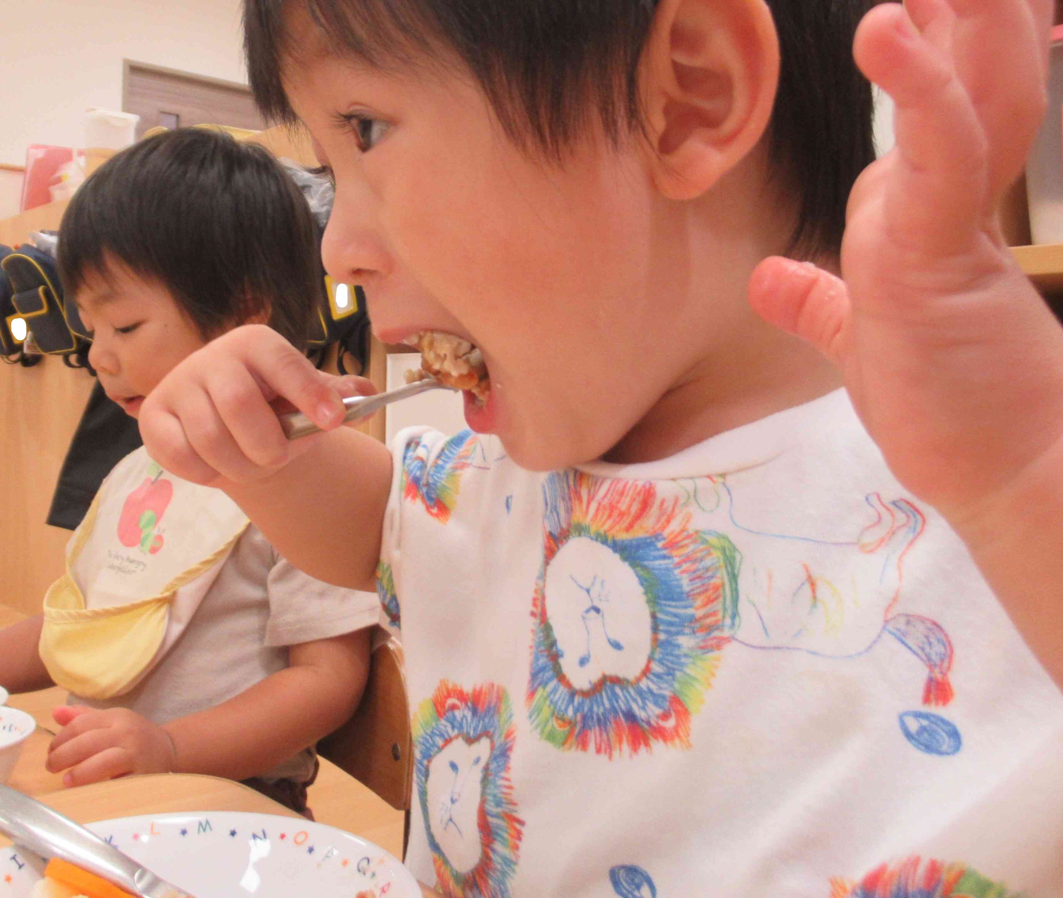 給食ももりもり食べました。