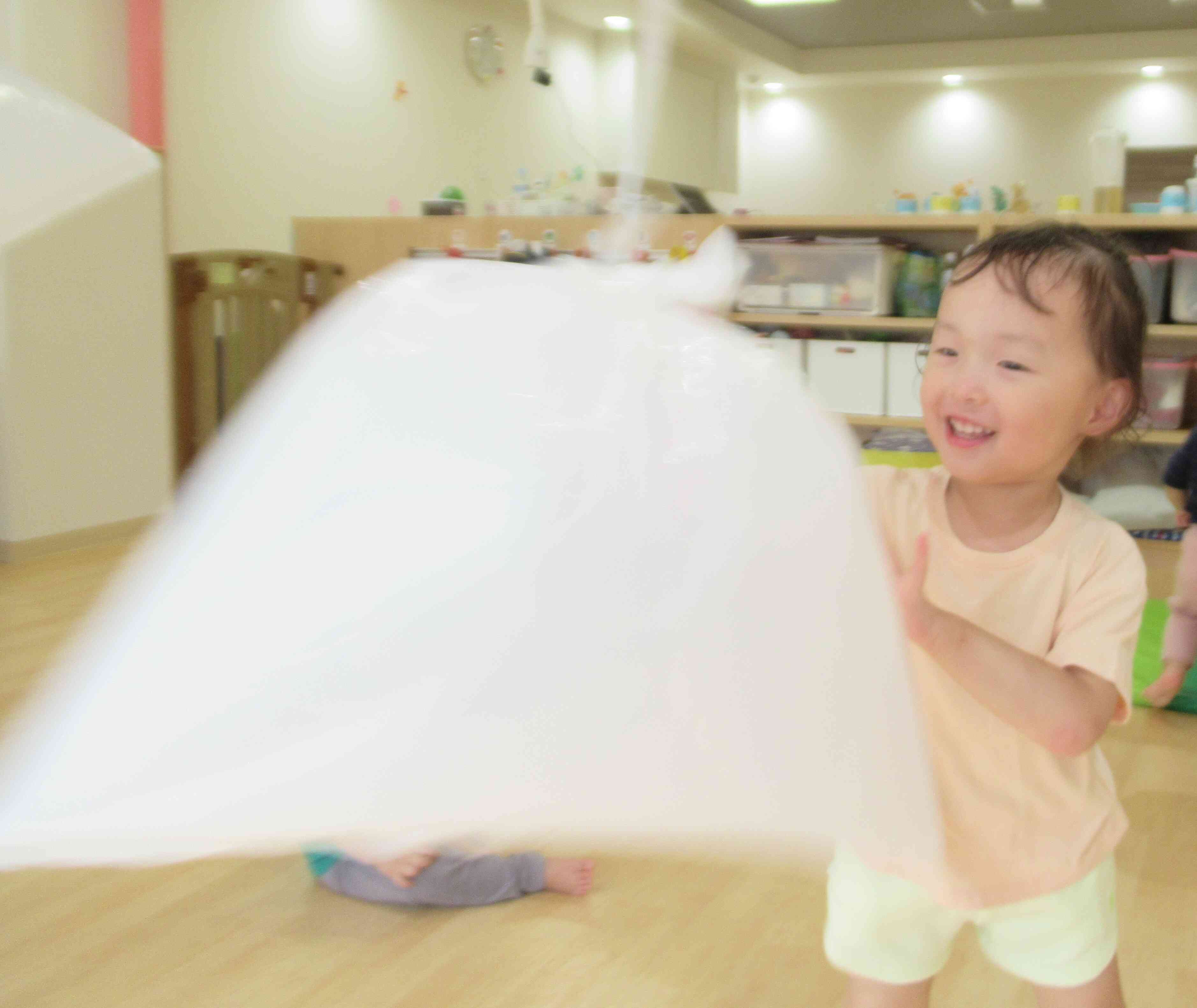 「せーの！」の声に合わせて袋をたたいています！