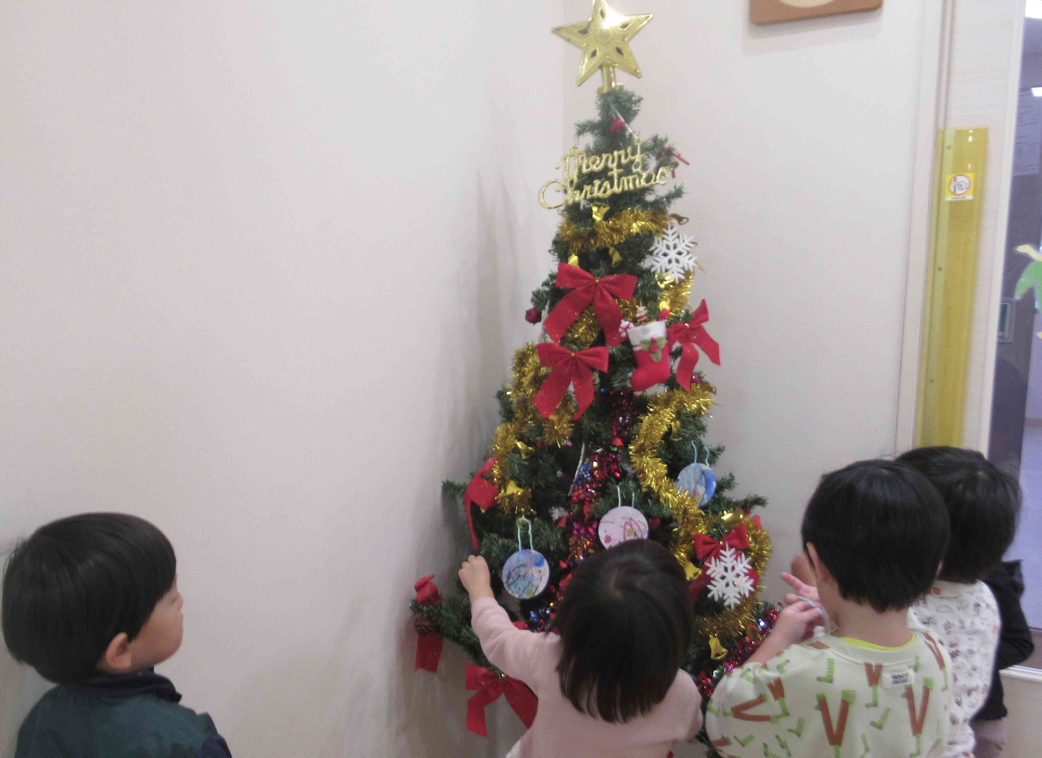 クリスマスツリー飾りつけ