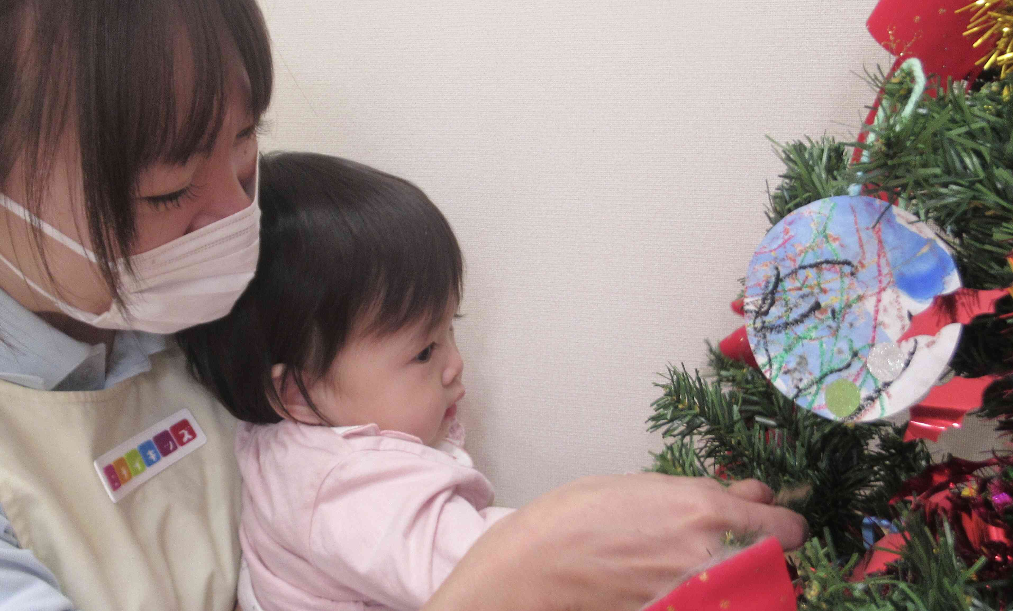 クリスマスツリーに興味津々！