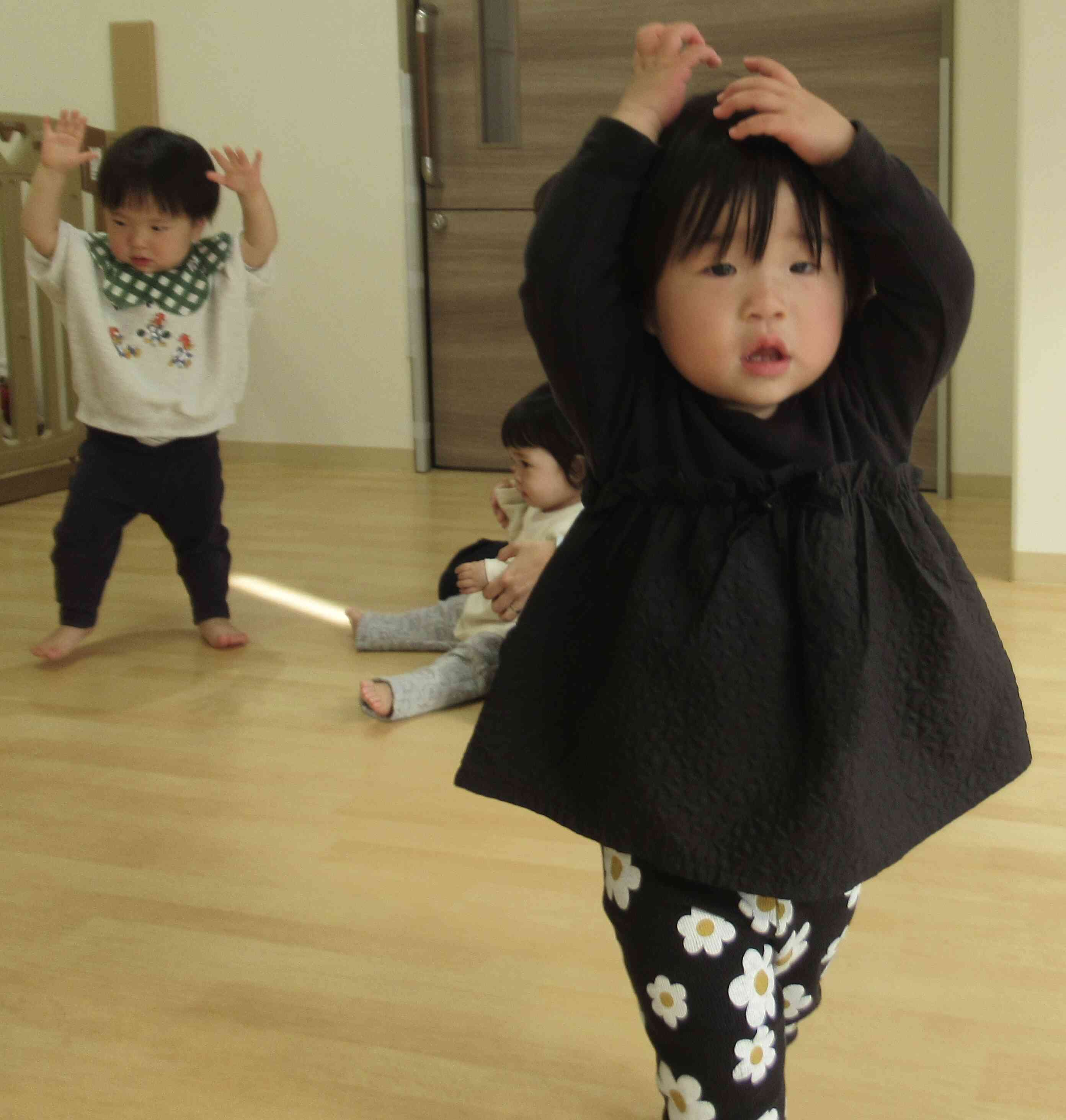 「どうぶつたいそう」の音楽に合わせてウサギさんになりきっています♪