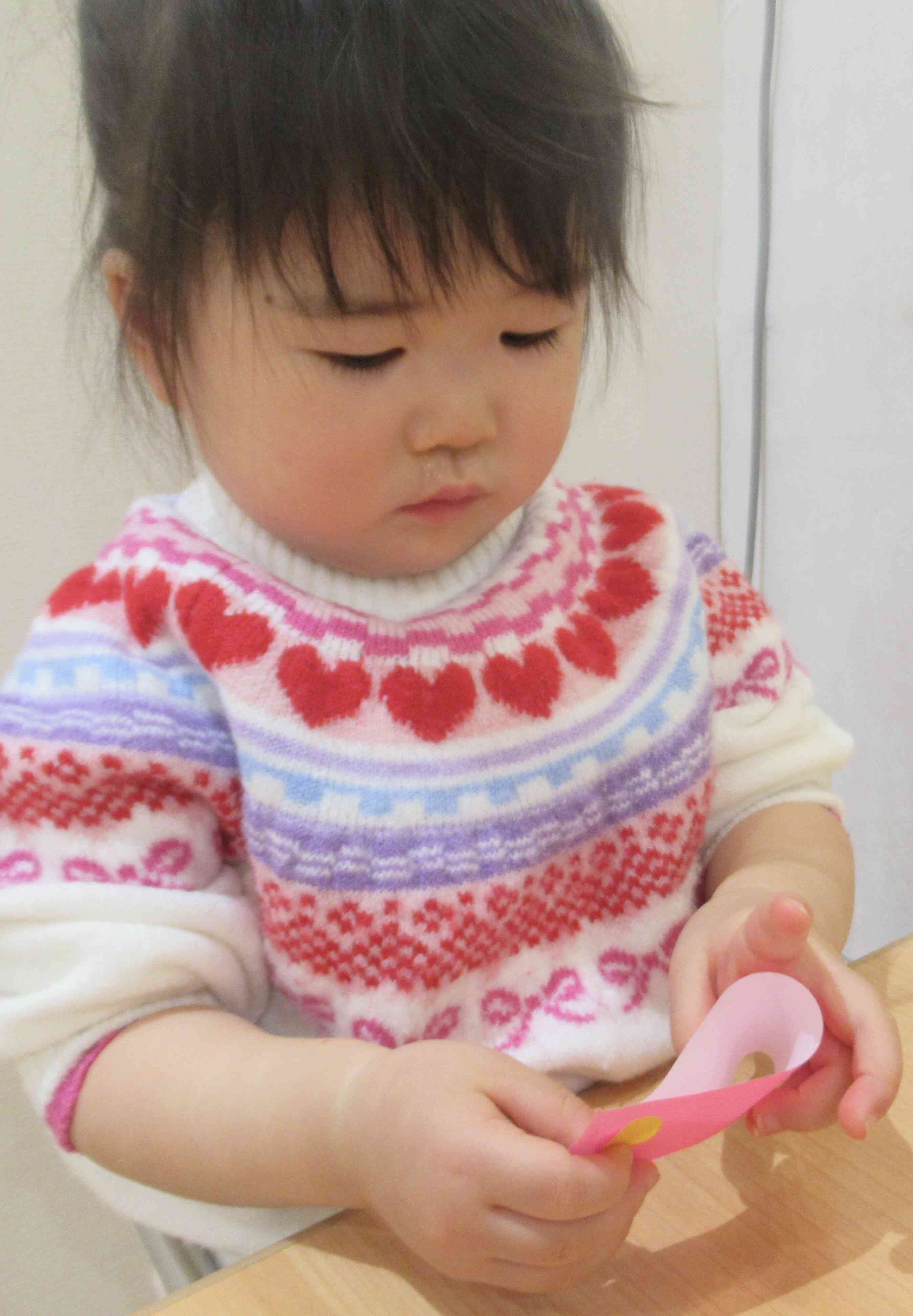 糊付けした折り紙をくるっと丸めると...？