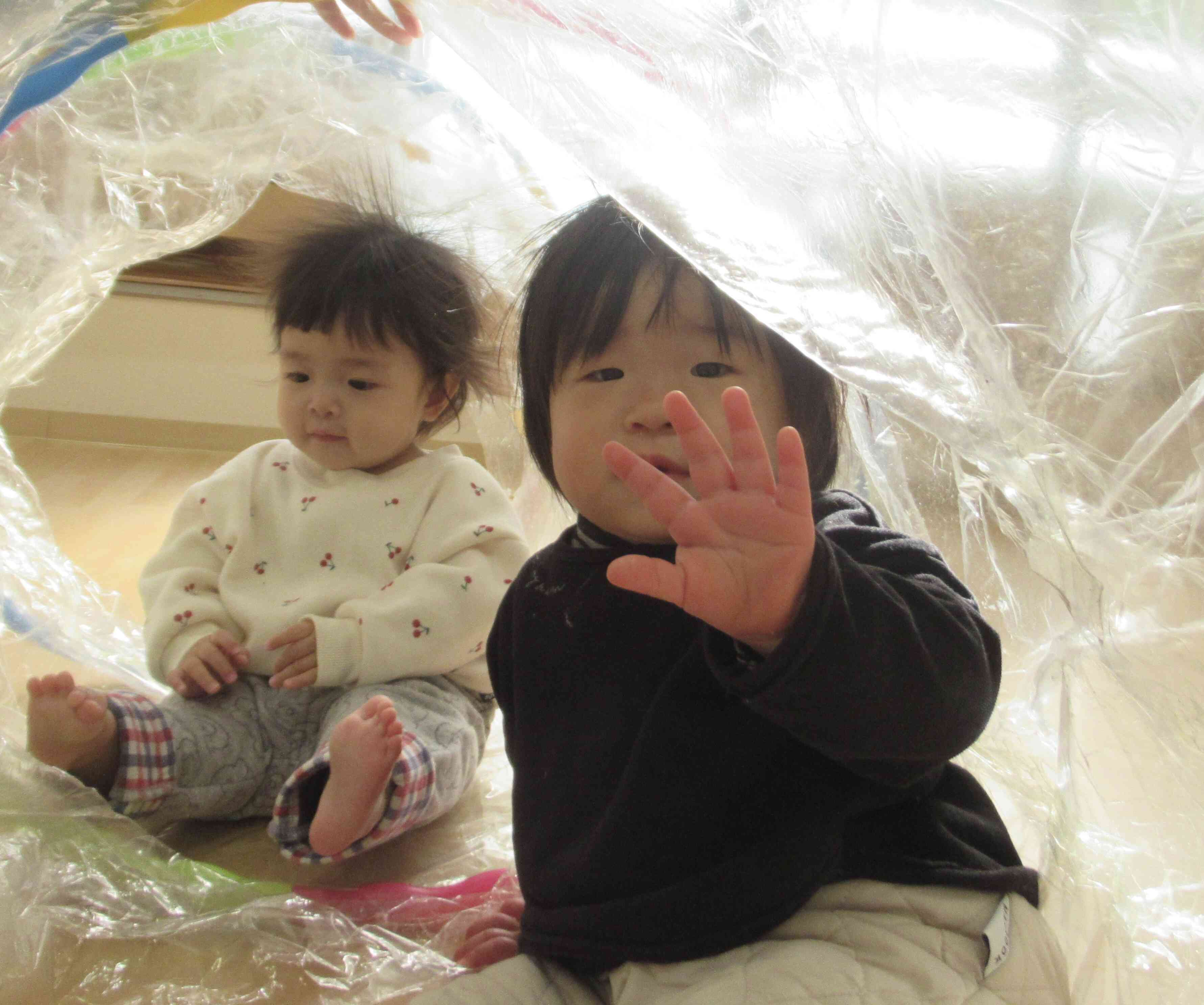 「先生ばいばーい！」と手を振っている様子です♪