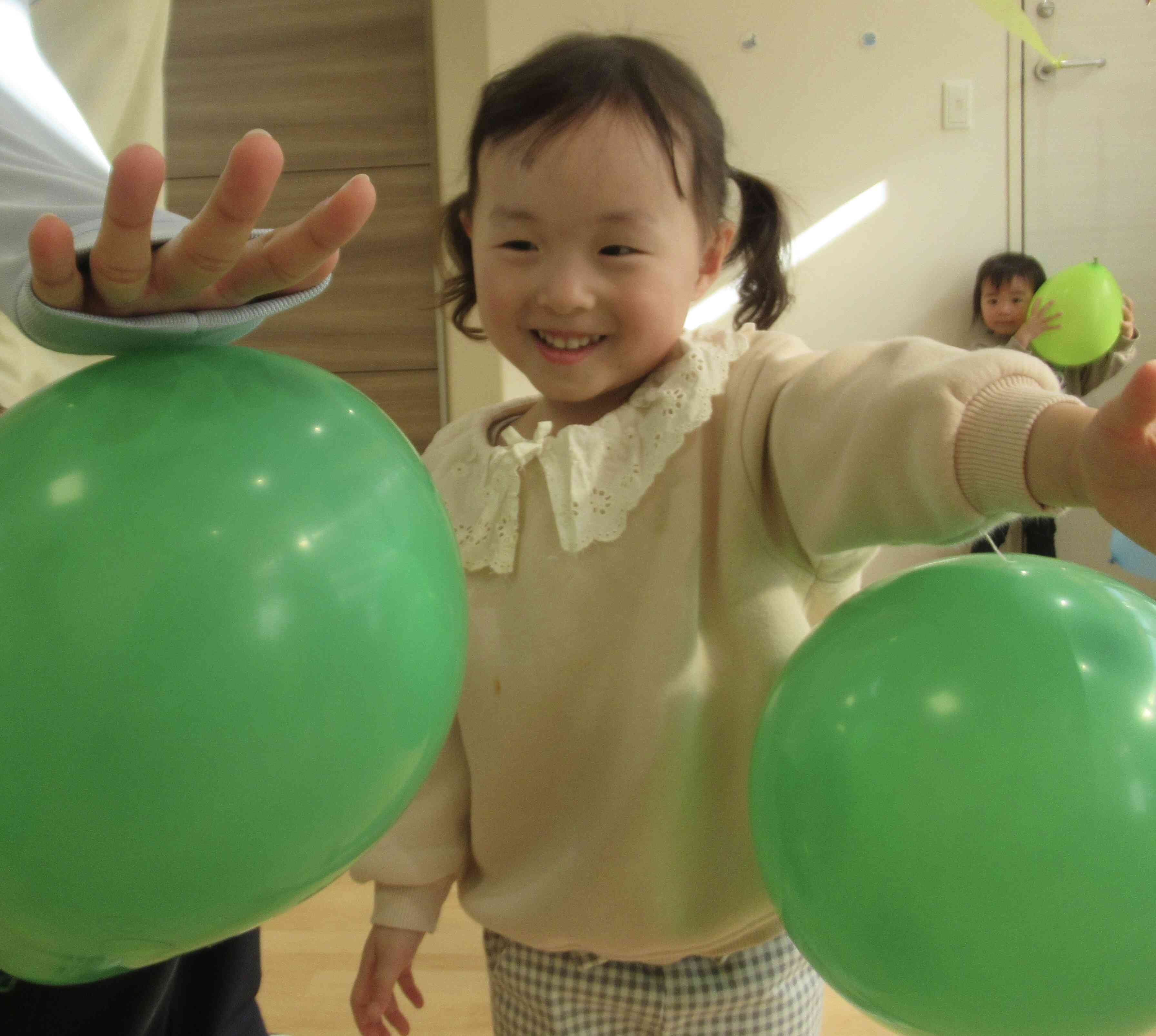 静電気で風船が服にくっついた〜!!!