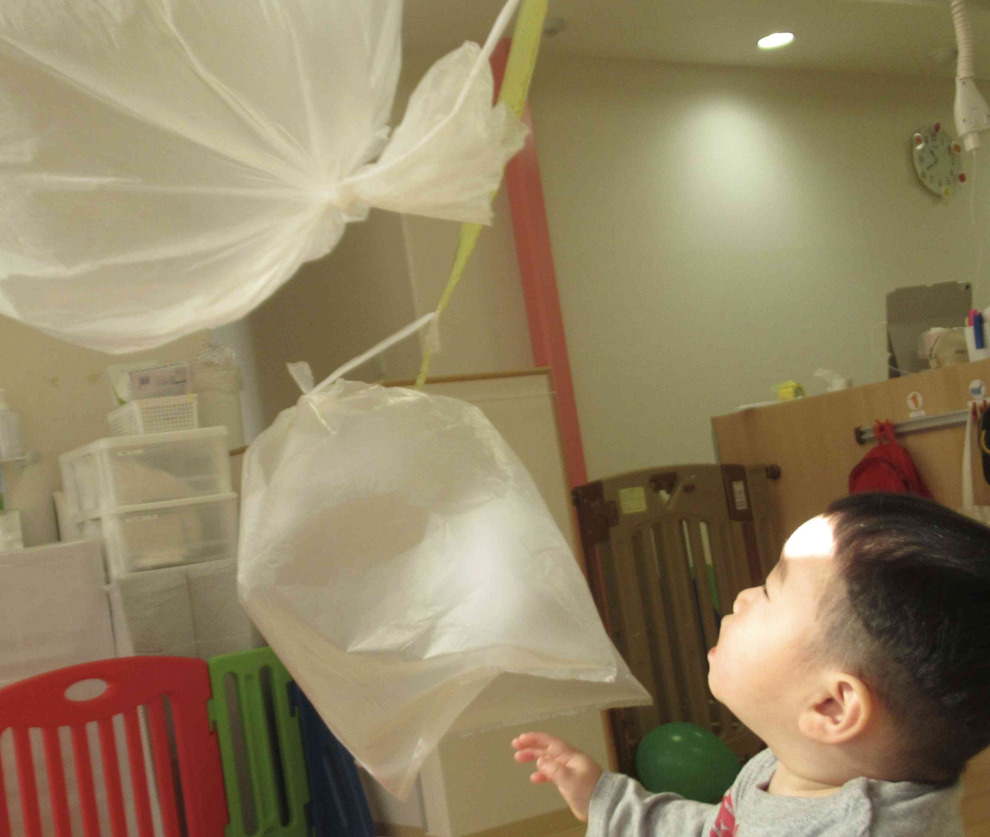 ビニール袋に強く触れてみると、ポーンと飛んだよ！