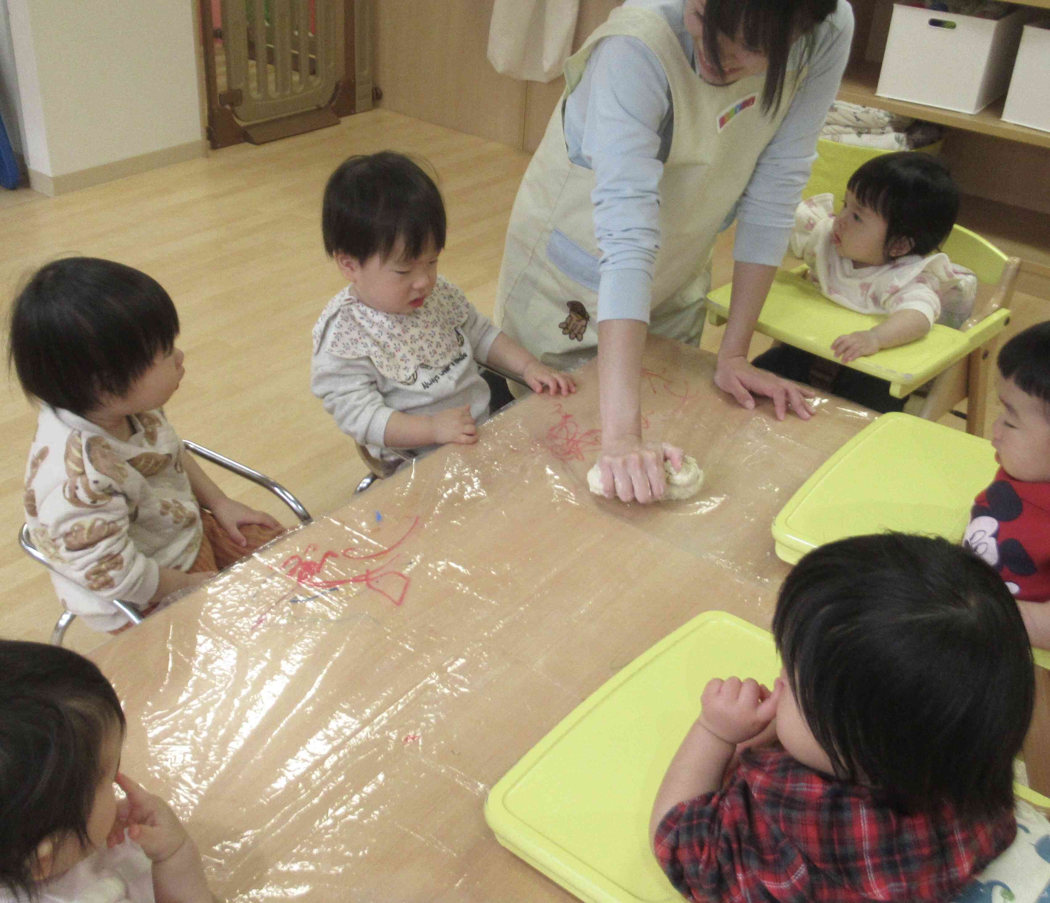 ひよこ組　小麦粉粘土遊び
