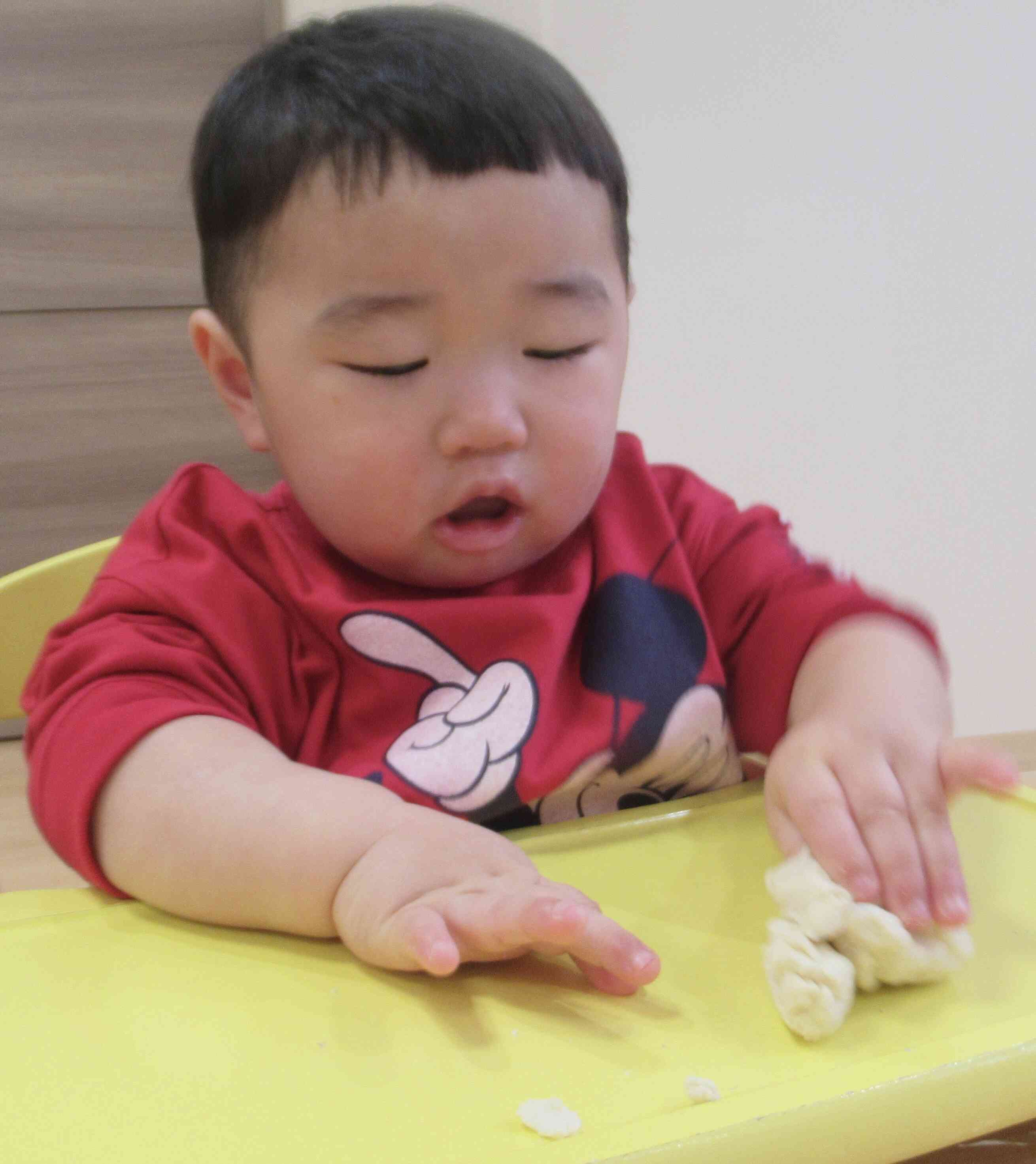 「美味しいパンを作ろう〜♪」の音楽に合わせてこねています！