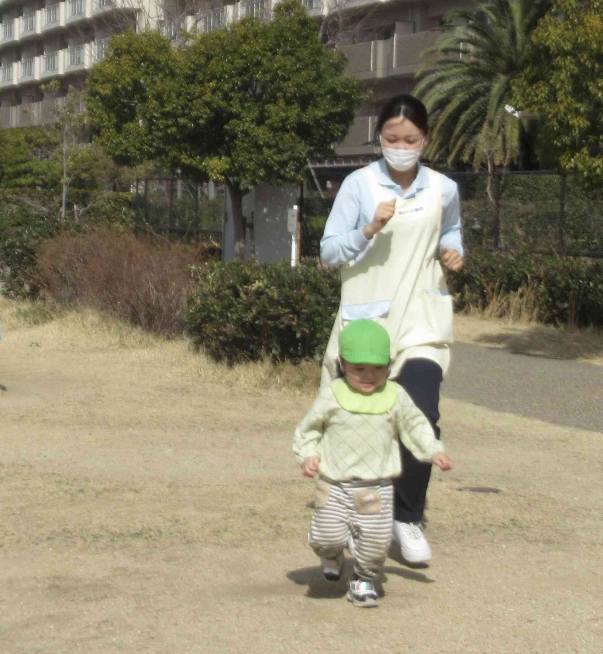 上着を脱いで、、、