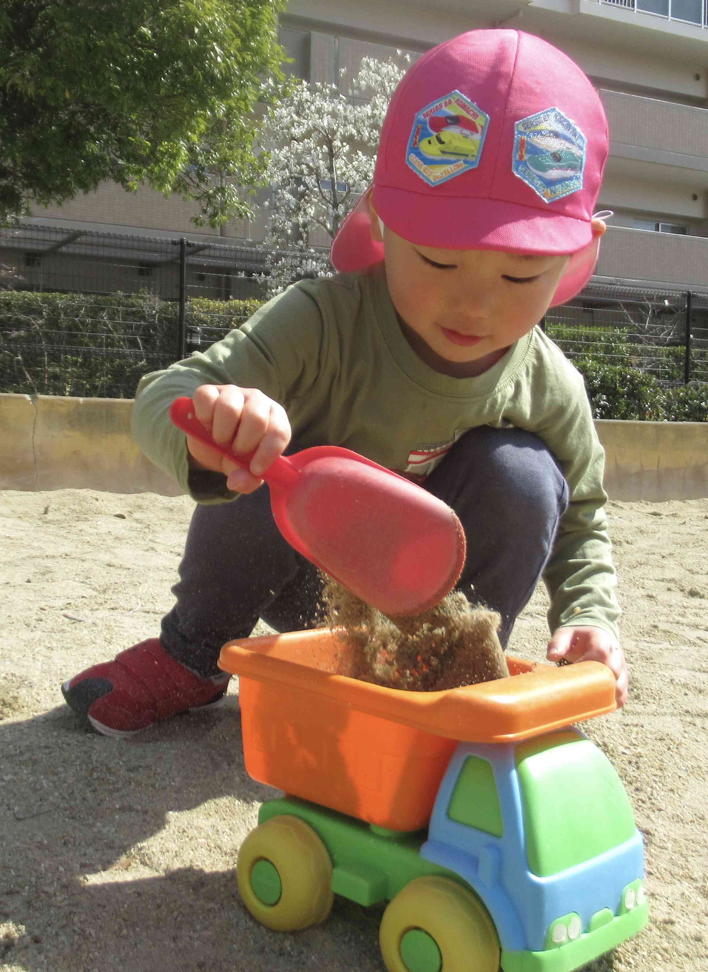 大好きな車にたくさん積んで出発！