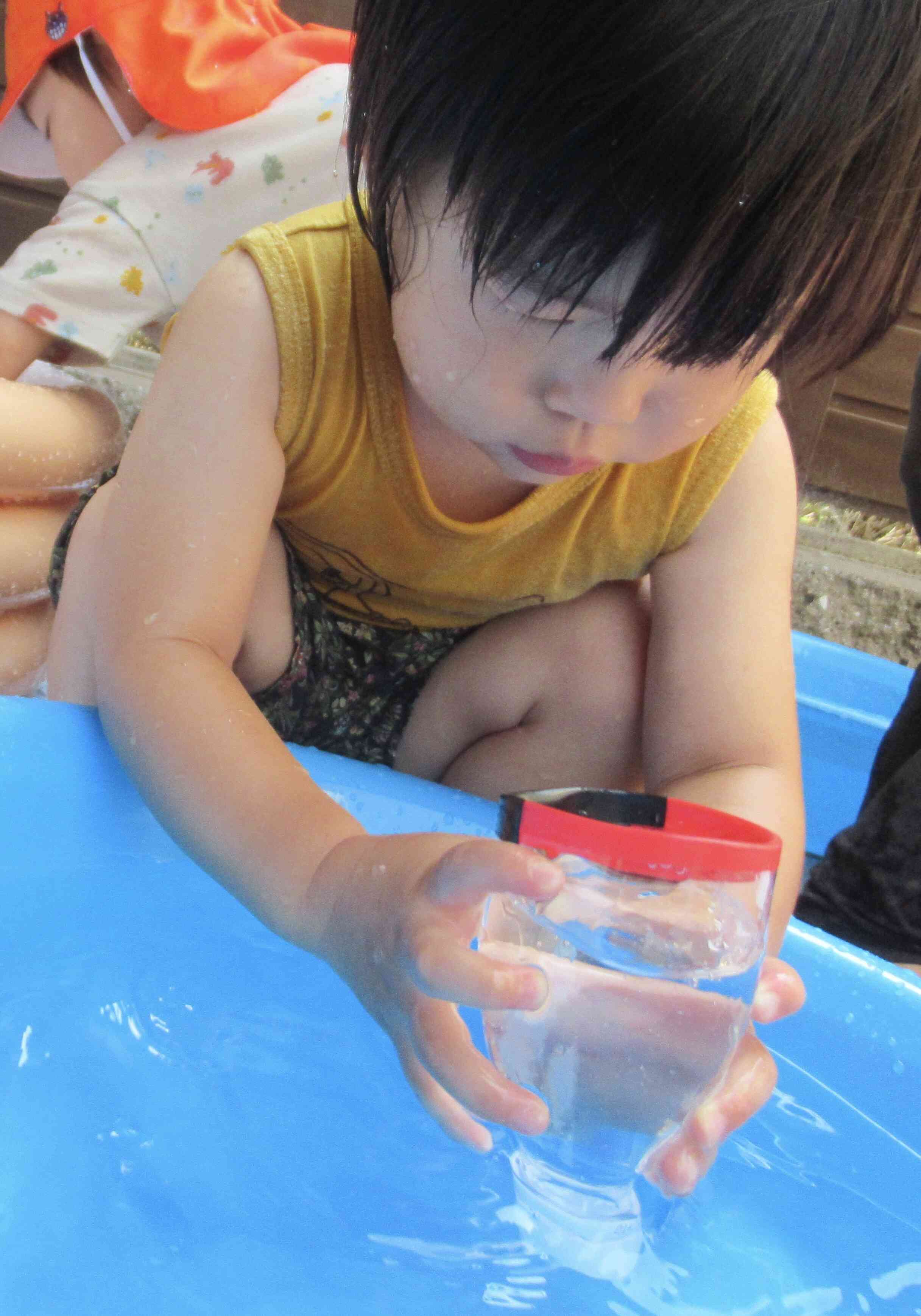 たっぷりお水をすくっては、、、
