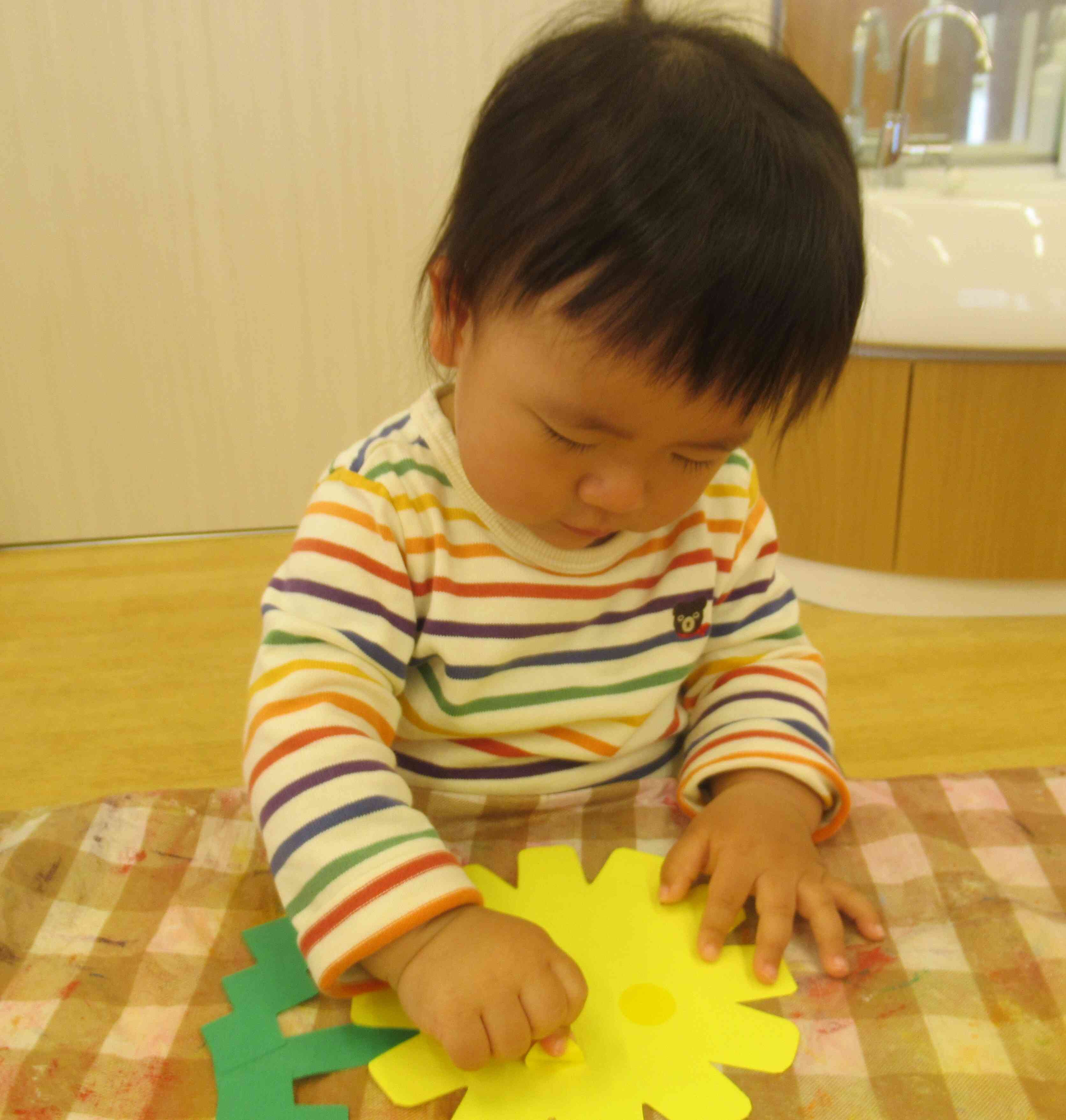 私もシール貼りするよ♪
