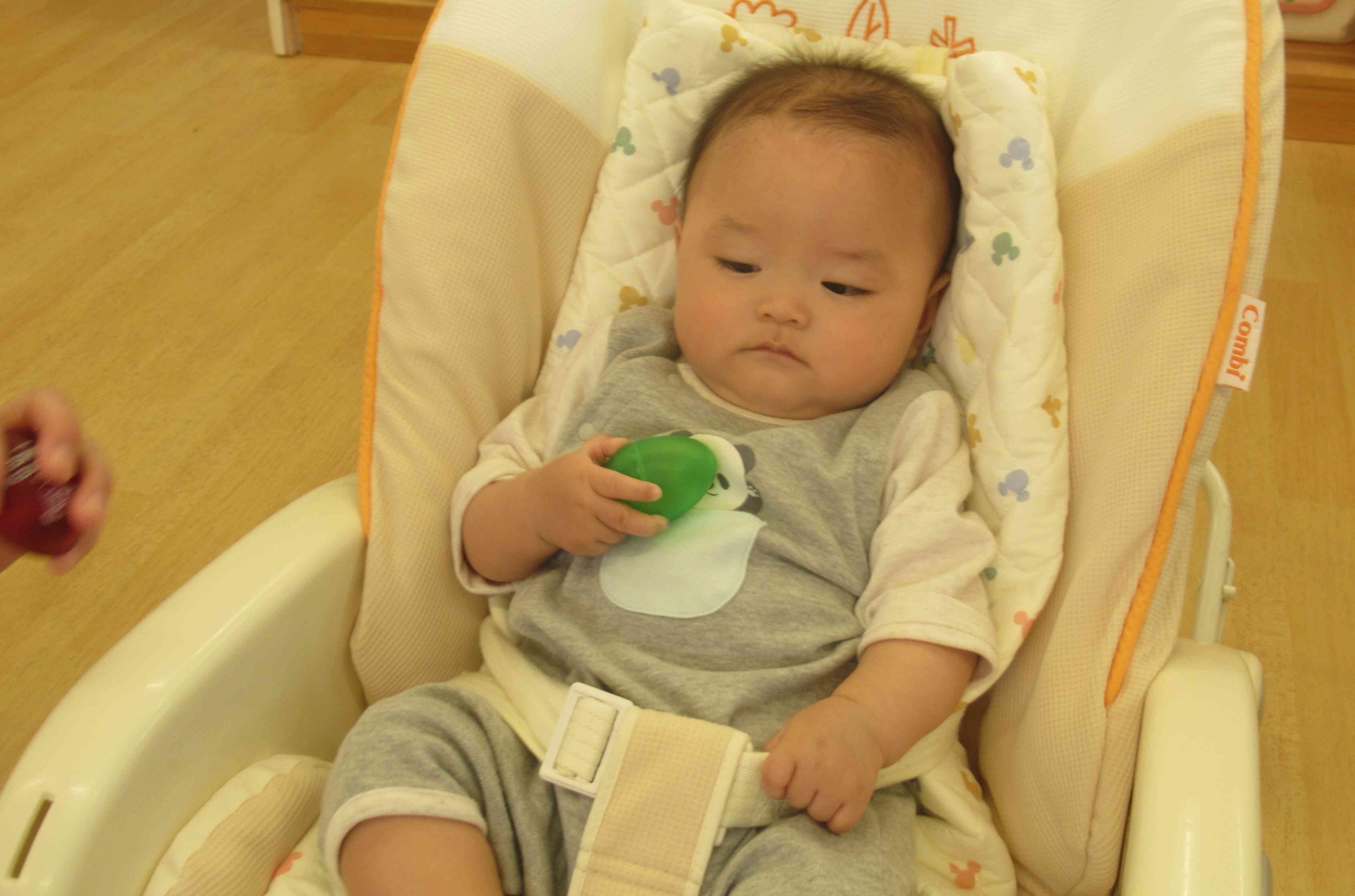 初めてのエッグマラカスに興味津々！