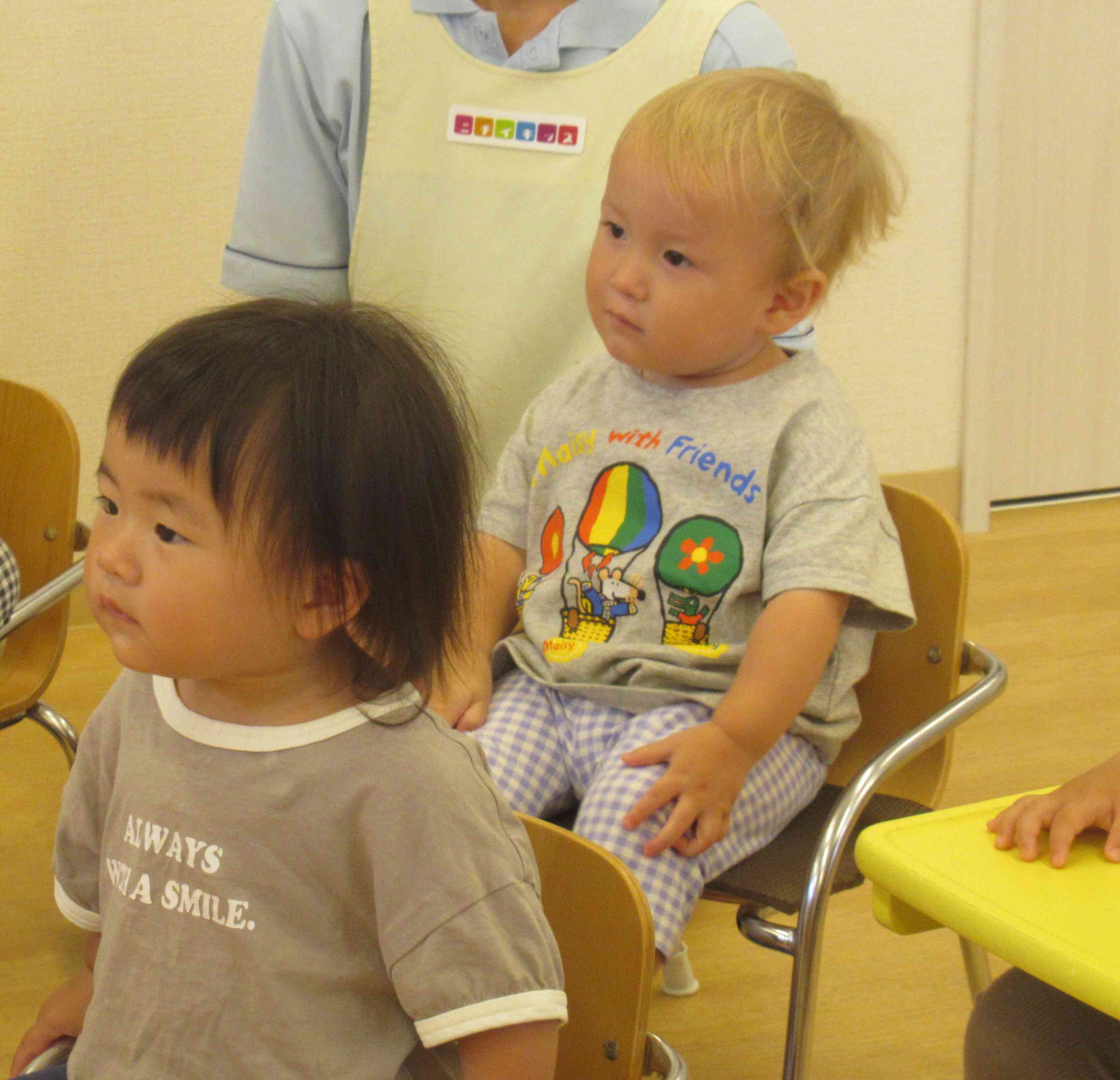 真剣な表情で話を聞いています。