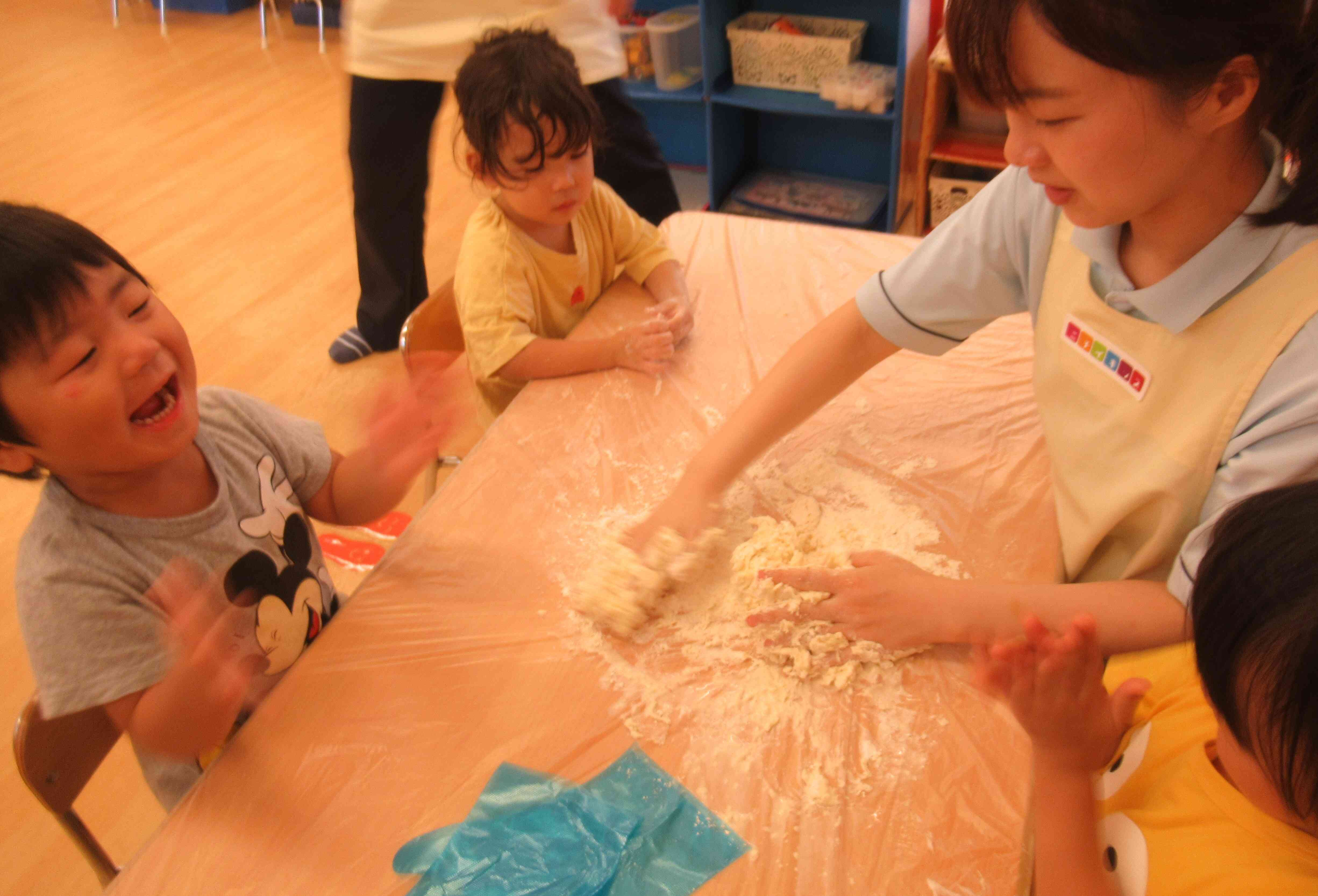 きょうは小麦粉粘土遊び！