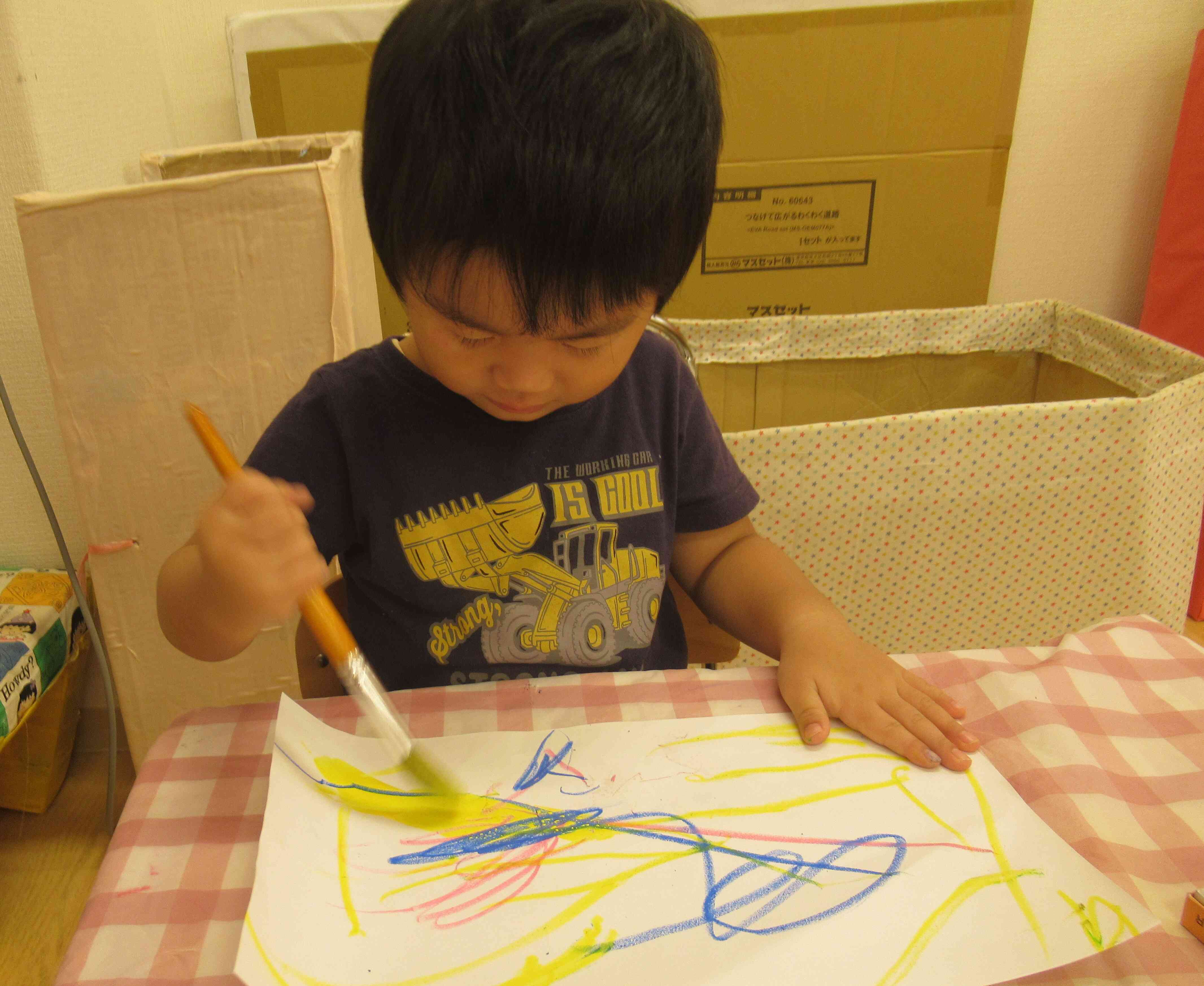 僕は黄色の絵の具でするよ！