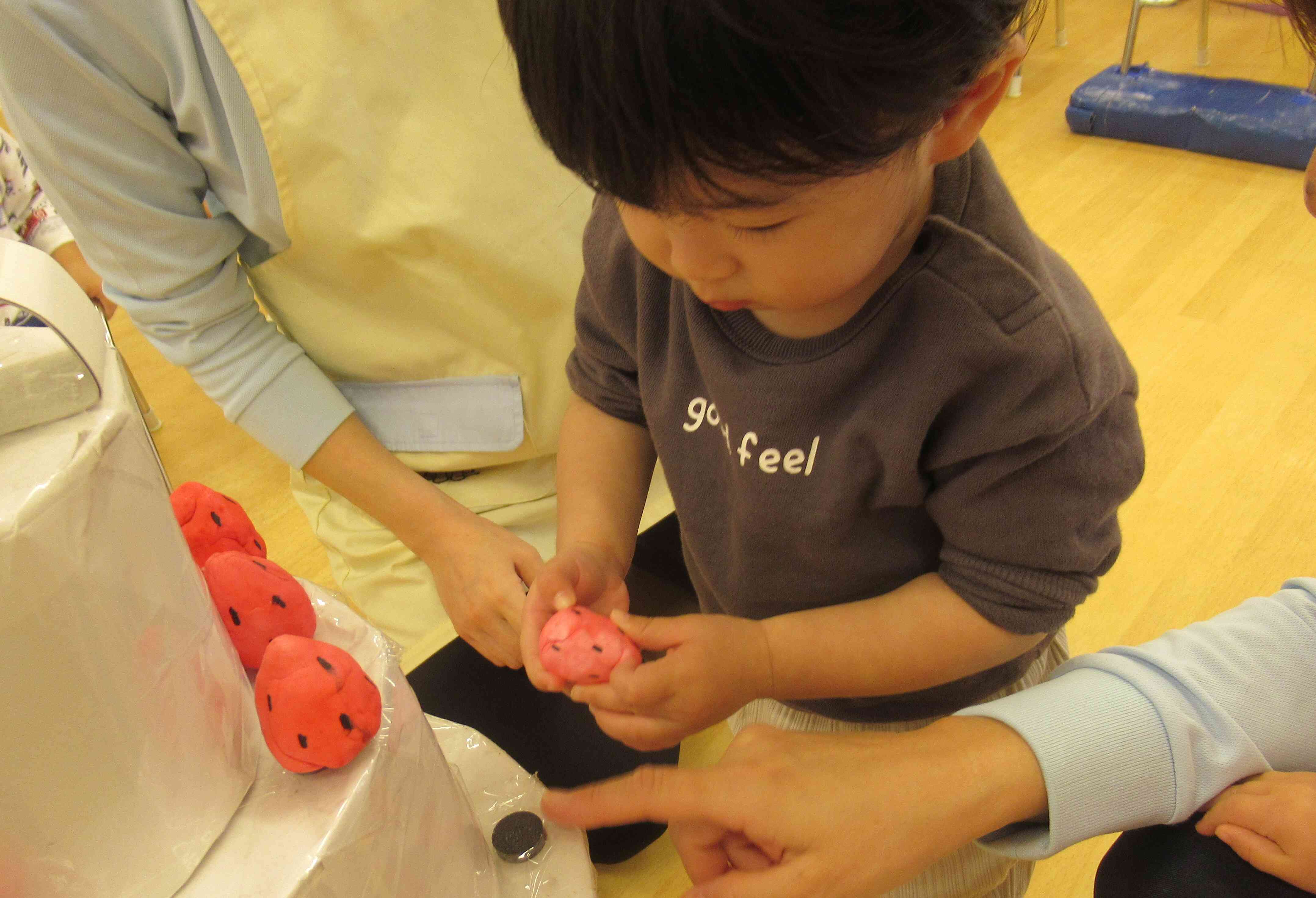 みんなでいちごをのせてケーキを作ったよ！