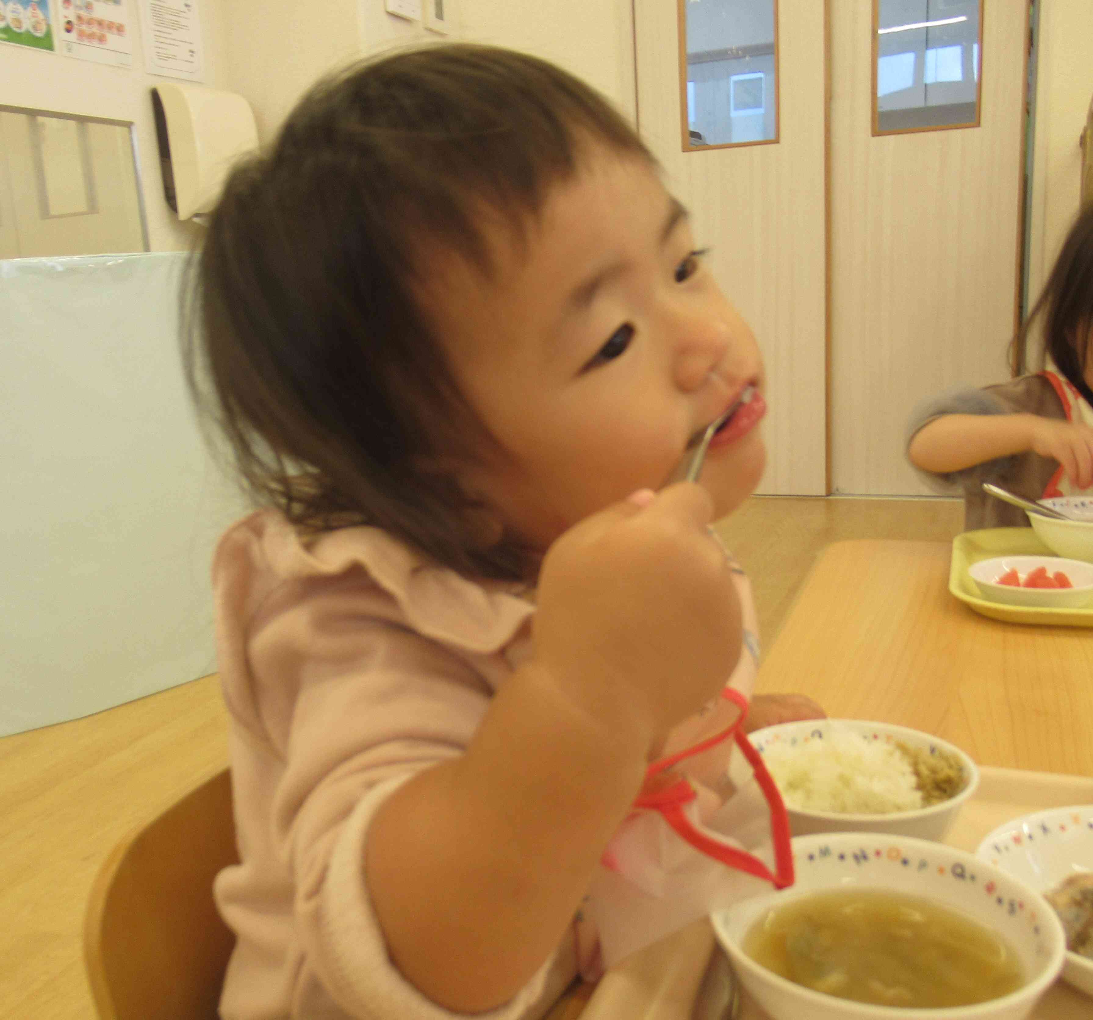 出汁を使った給食をパクッ‼