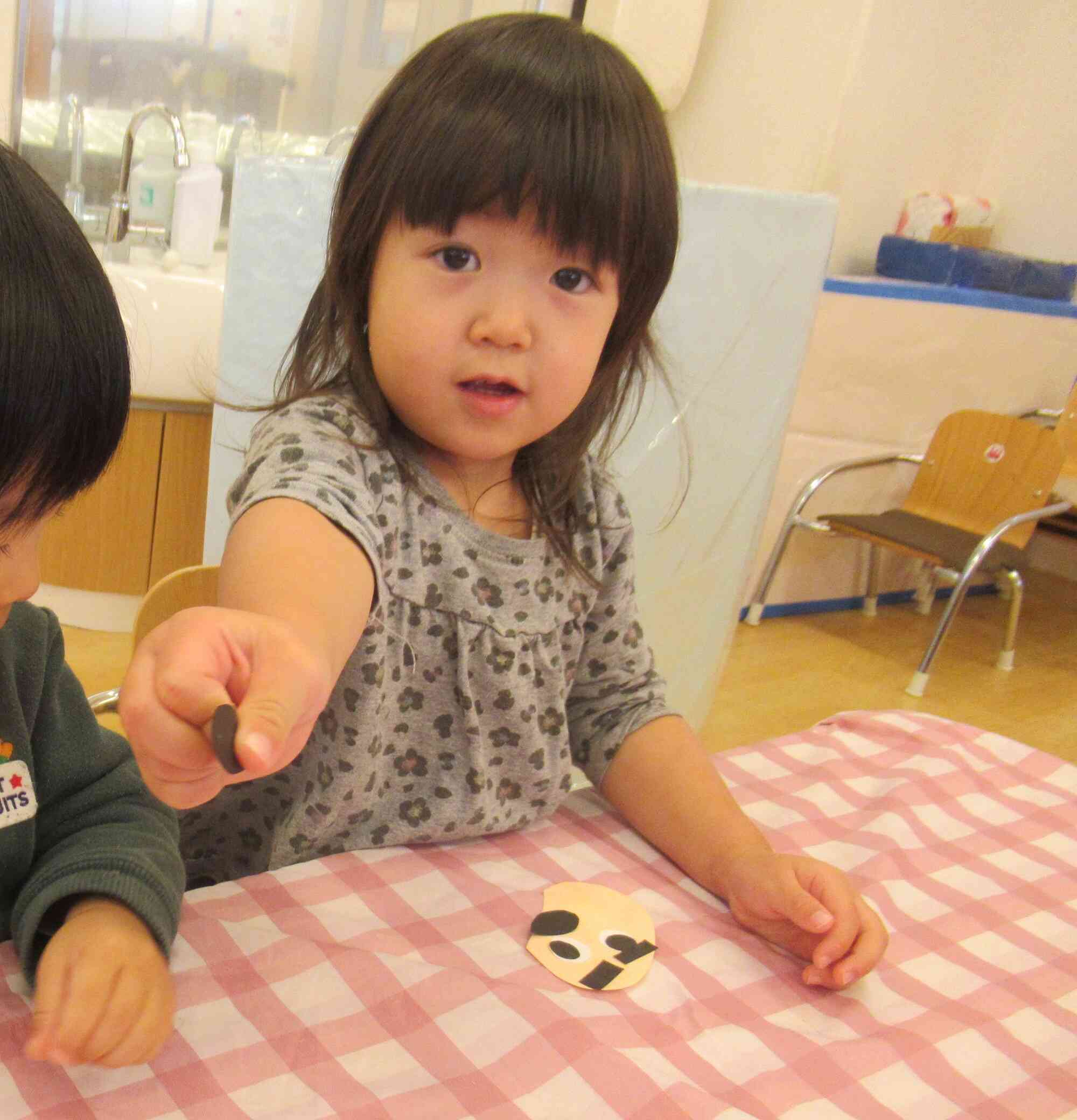 みてみて！私もひげを貼るよ！