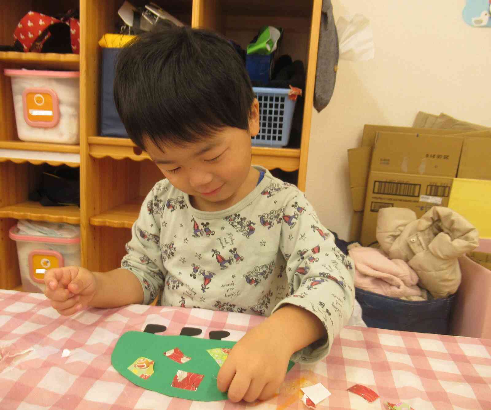 次は…のりでペタッ！