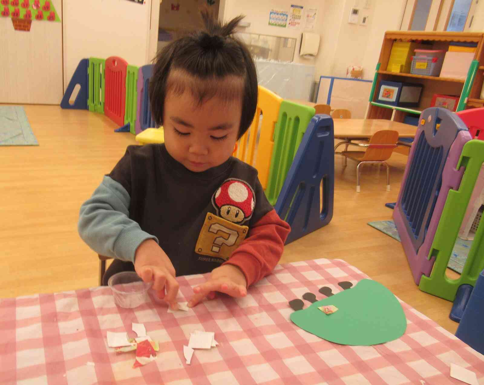 ぼくもペタペタ貼るよ♪