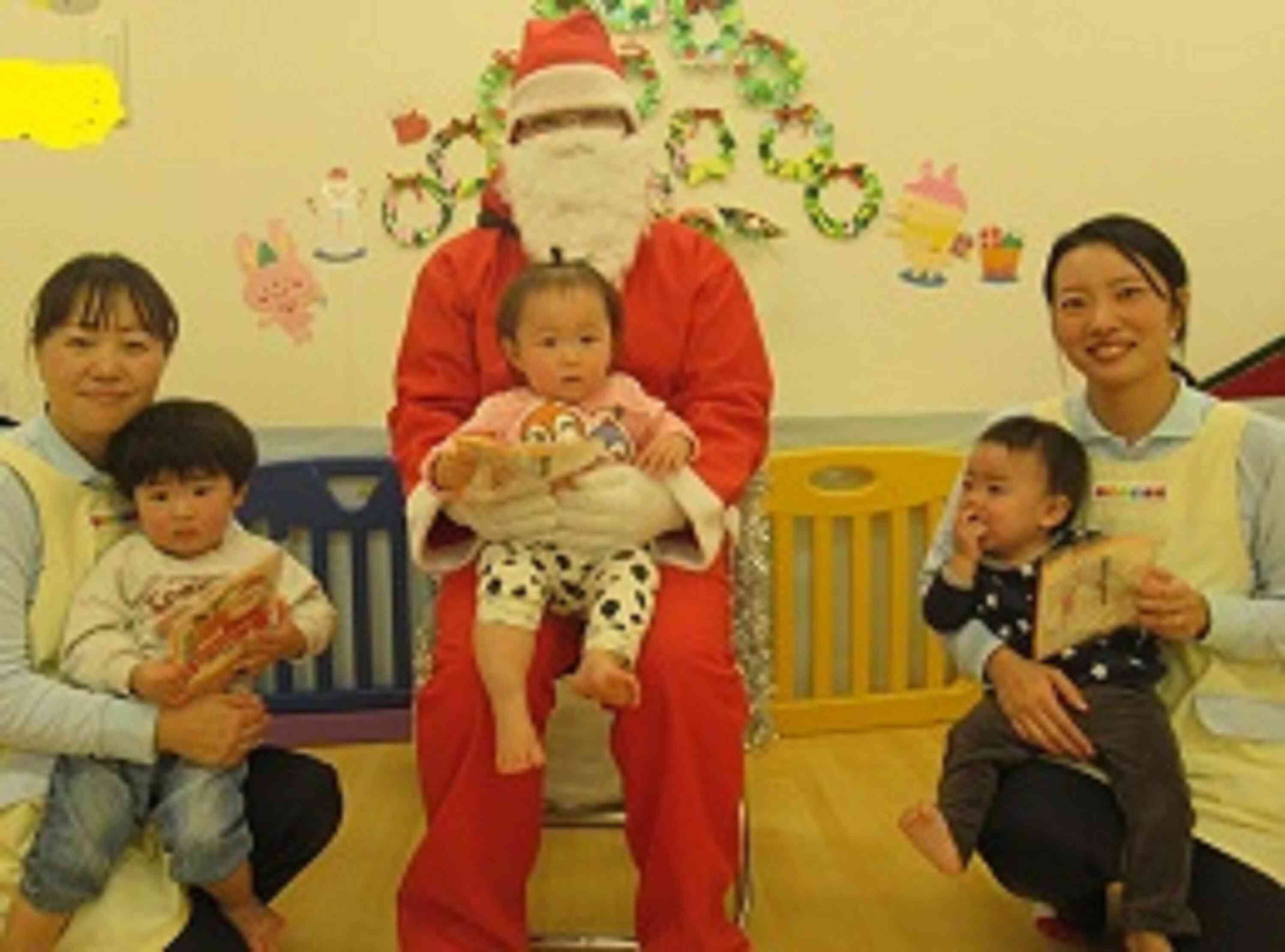 サンタさんと写真を撮りました♪