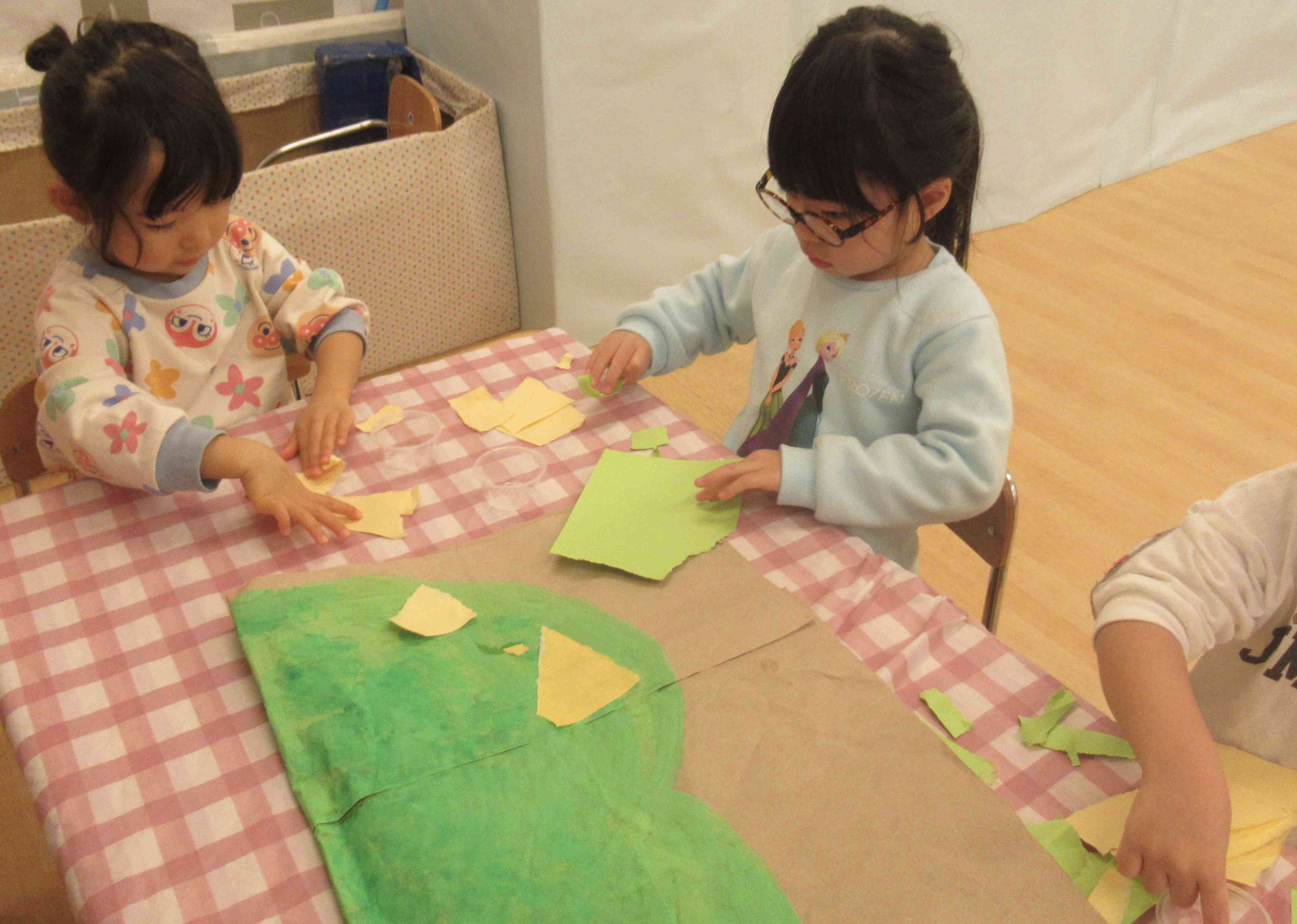 ちぎって貼って…楽しいなぁ♪