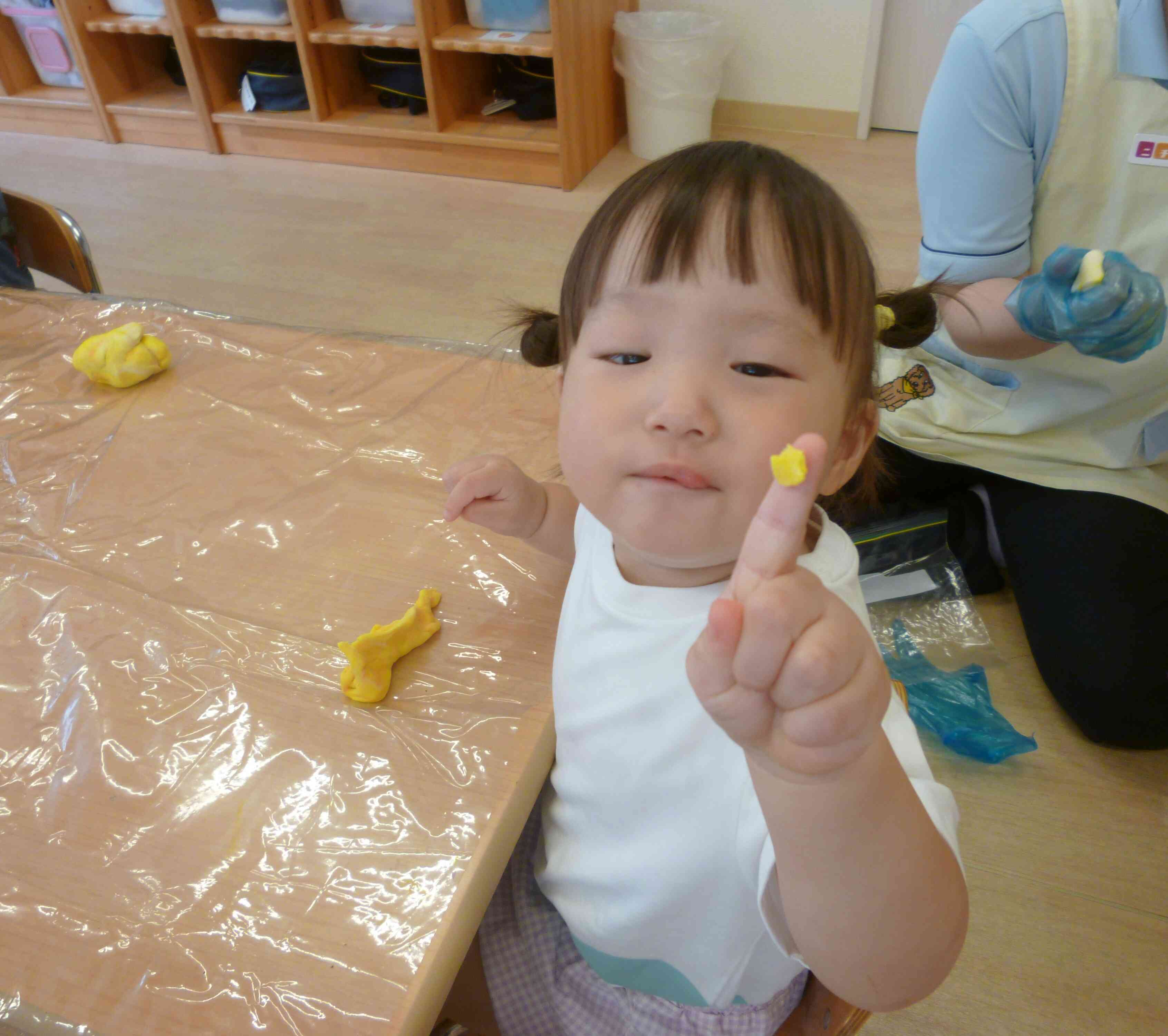 あひる組、ひよこ組の小麦粉粘土遊び