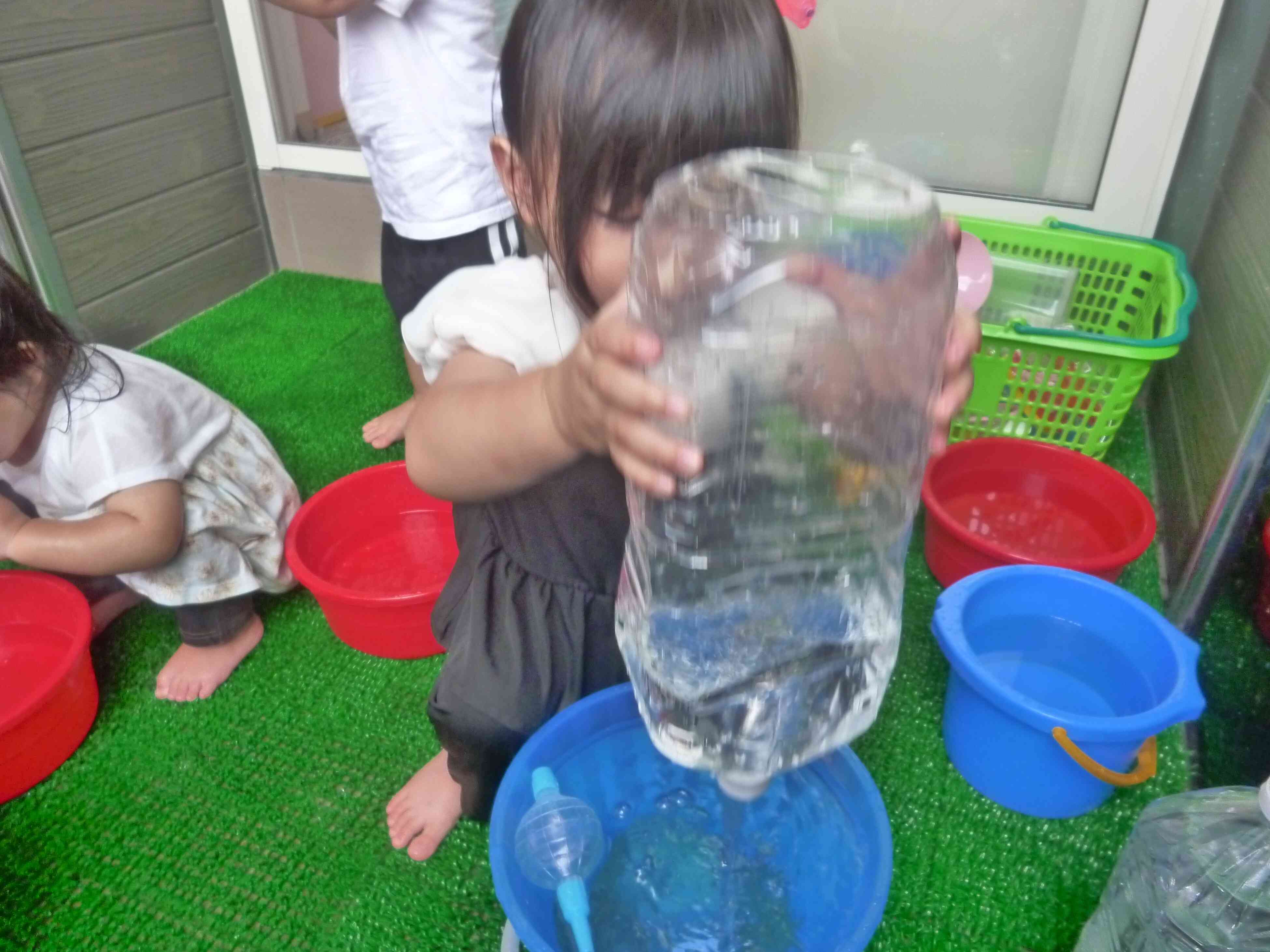 お水を入れているよ!