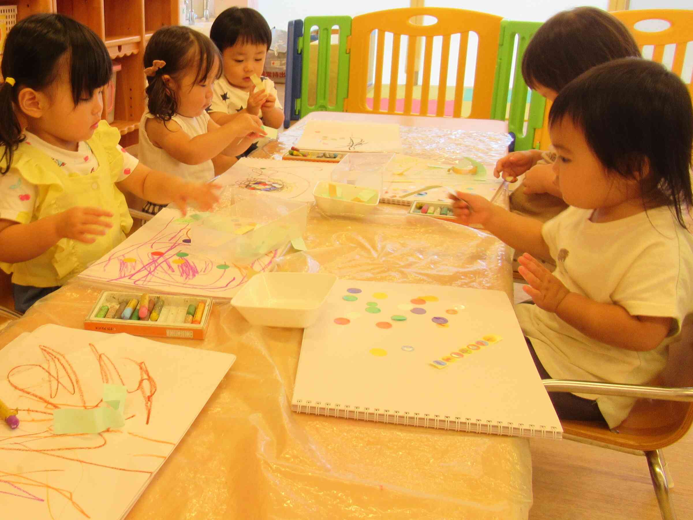 あひる組シール貼り