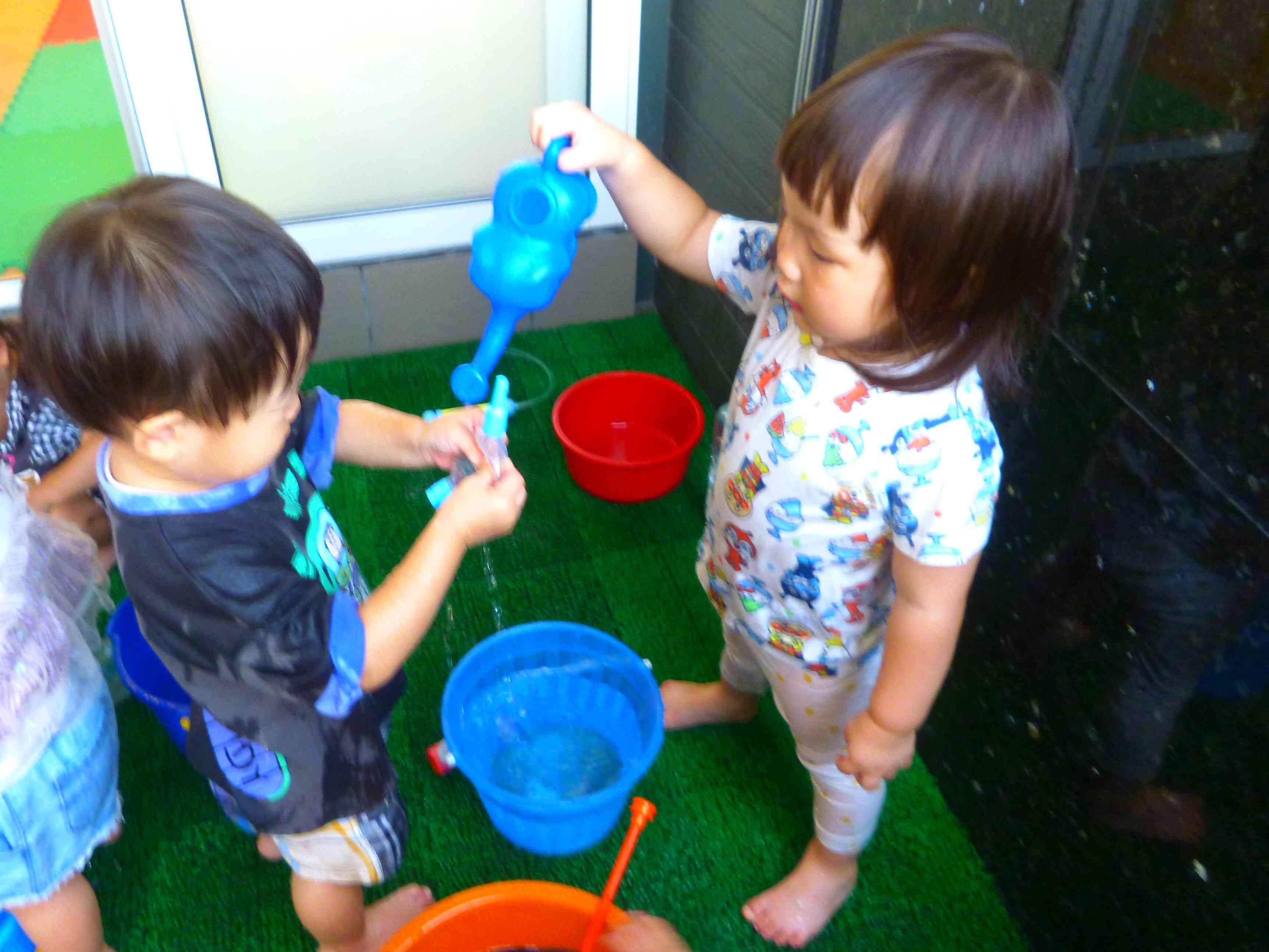 お水の分け合いっこ!