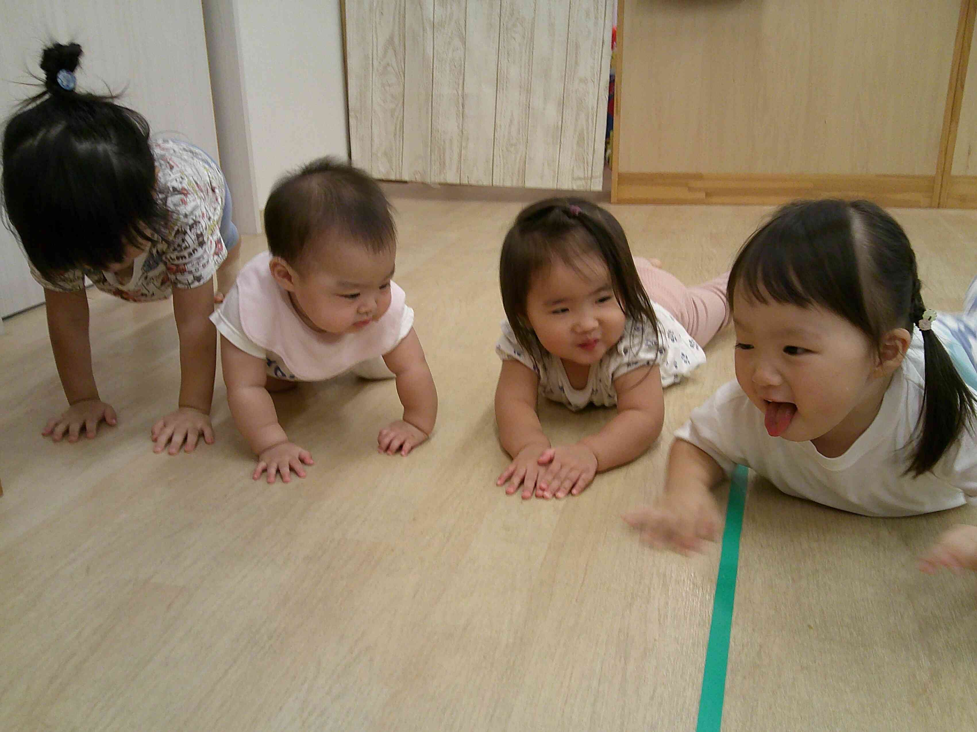 お姉さんとも仲良しなひよこ組さん♪