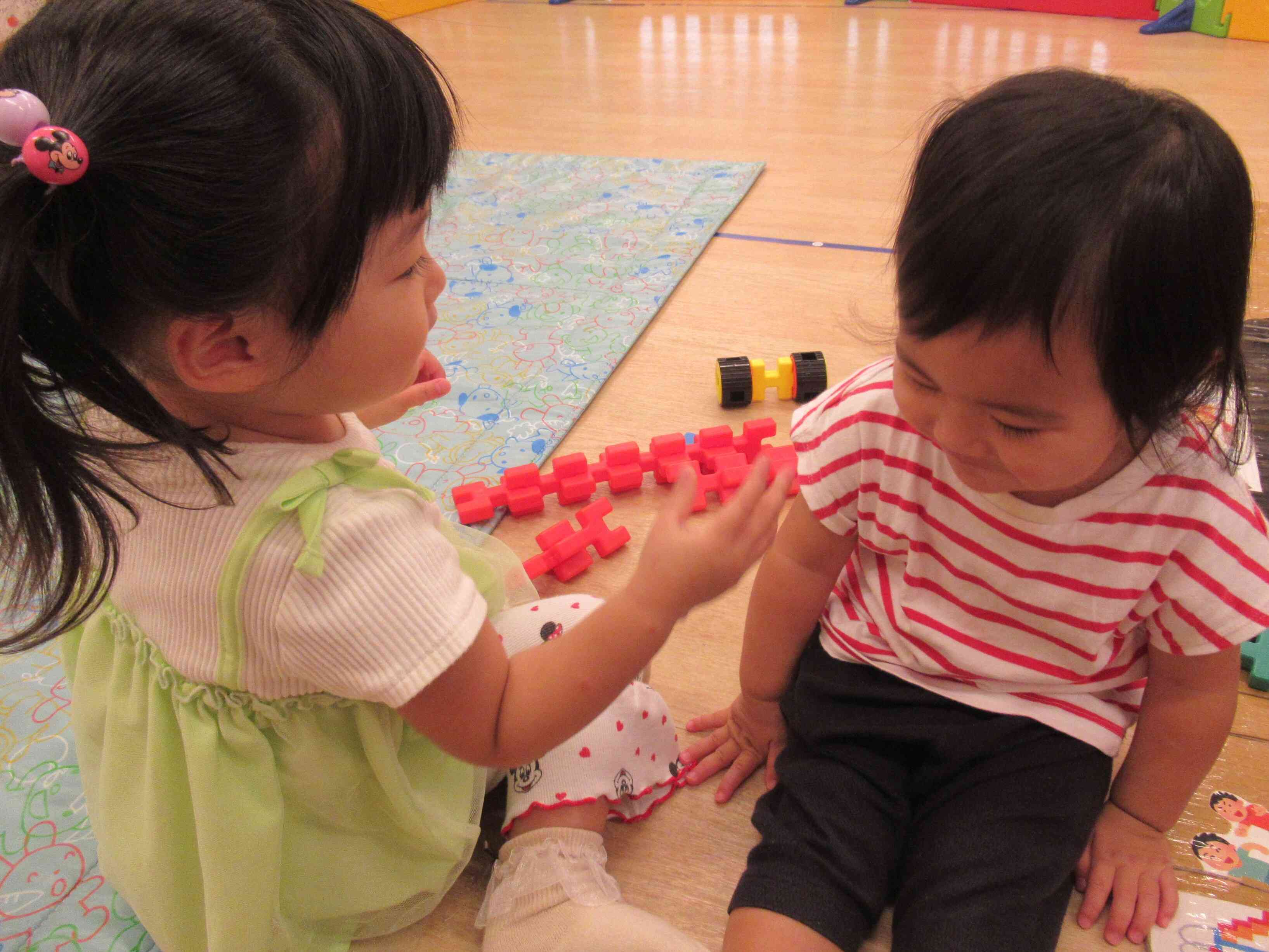 夕方のお部屋遊びの様子です☆