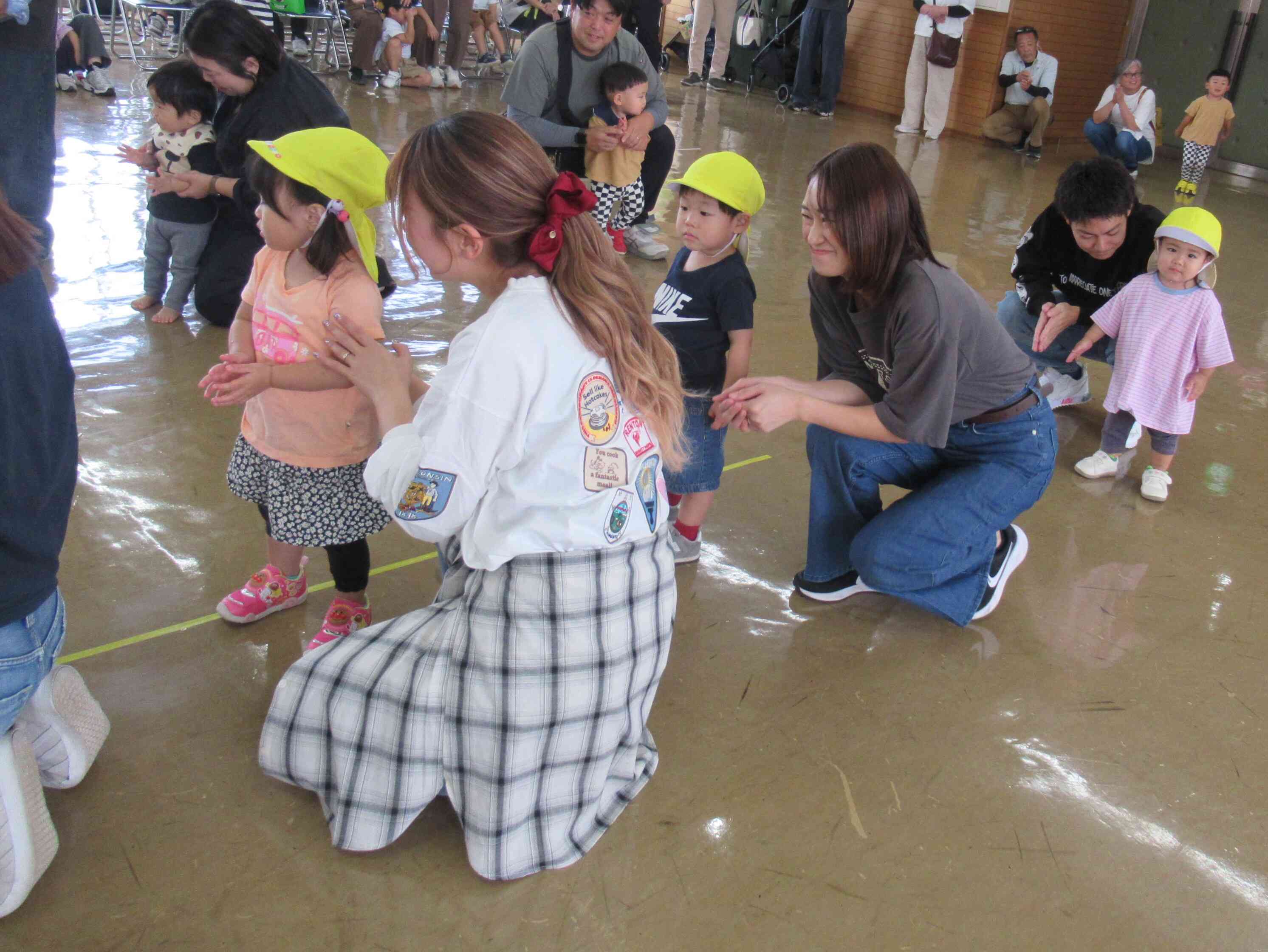 おかあさんといっしょに体操たのしいね♪