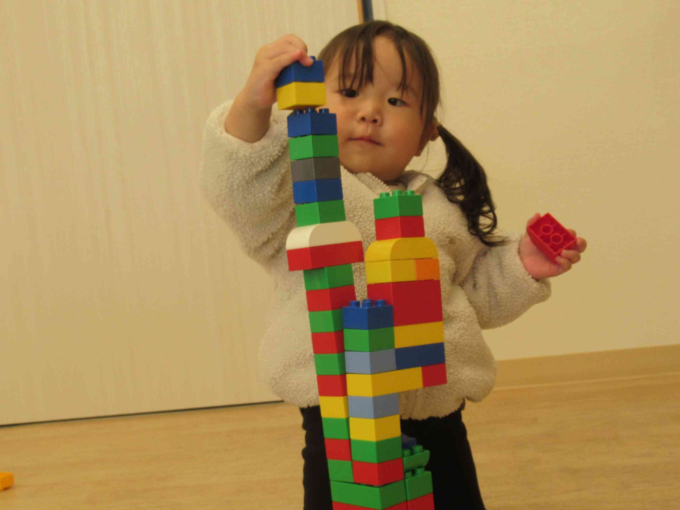 慎重にブロックを積み上げいています！がんばれ～！